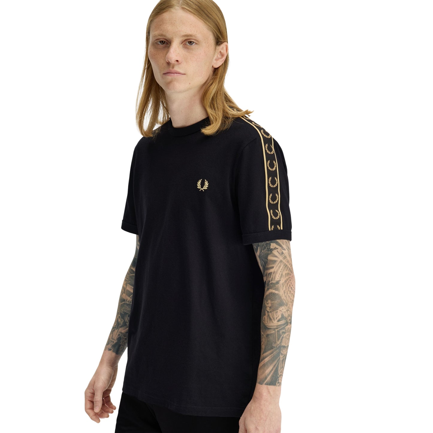 T-Shirt de manga curta para homem Fred Perry Contrast Tape Ringer em Preto/Champagne. Foto da parte da frente, vestida.