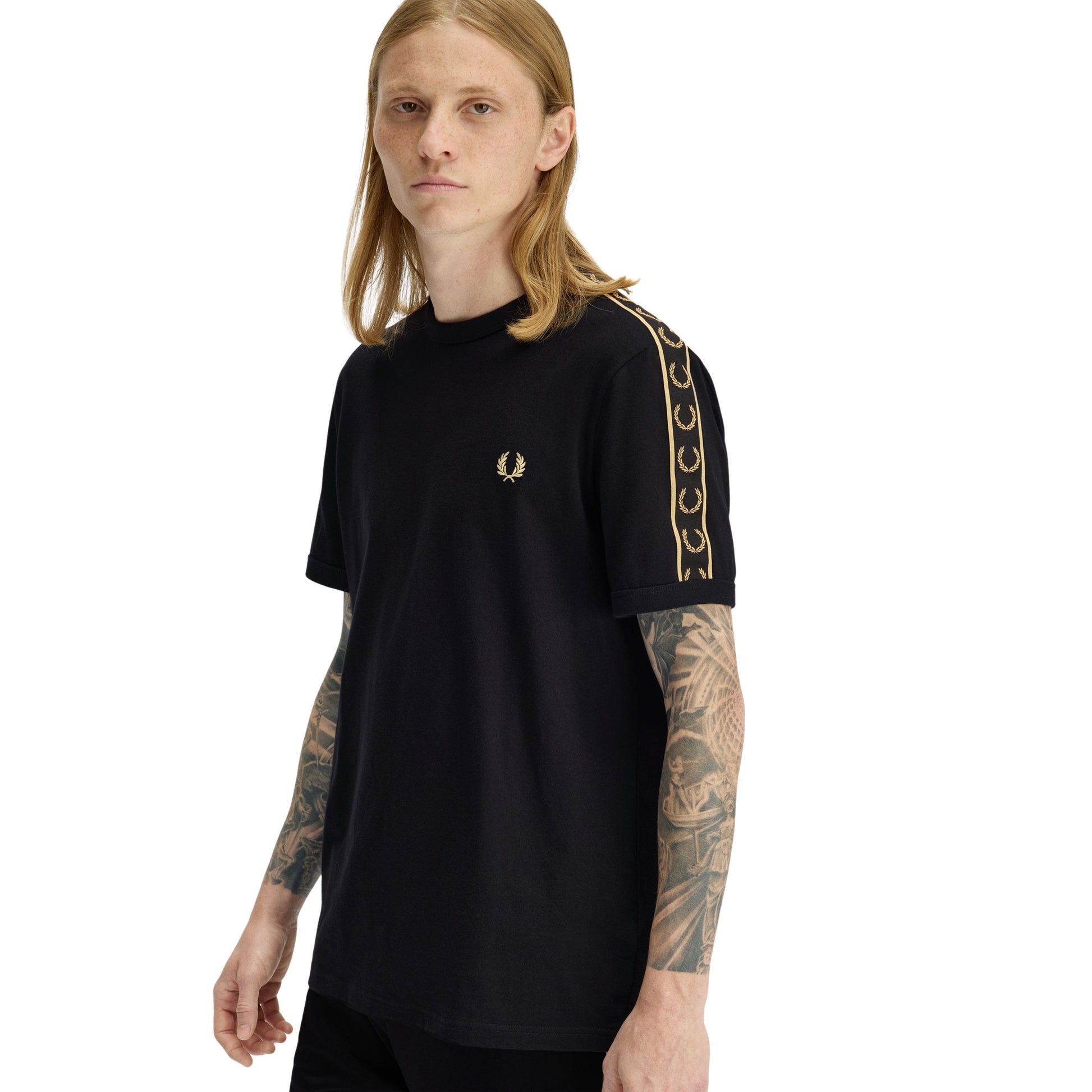 T-Shirt de manga curta para homem Fred Perry Contrast Tape Ringer em Preto/Champagne. Foto da parte da frente, vestida.
