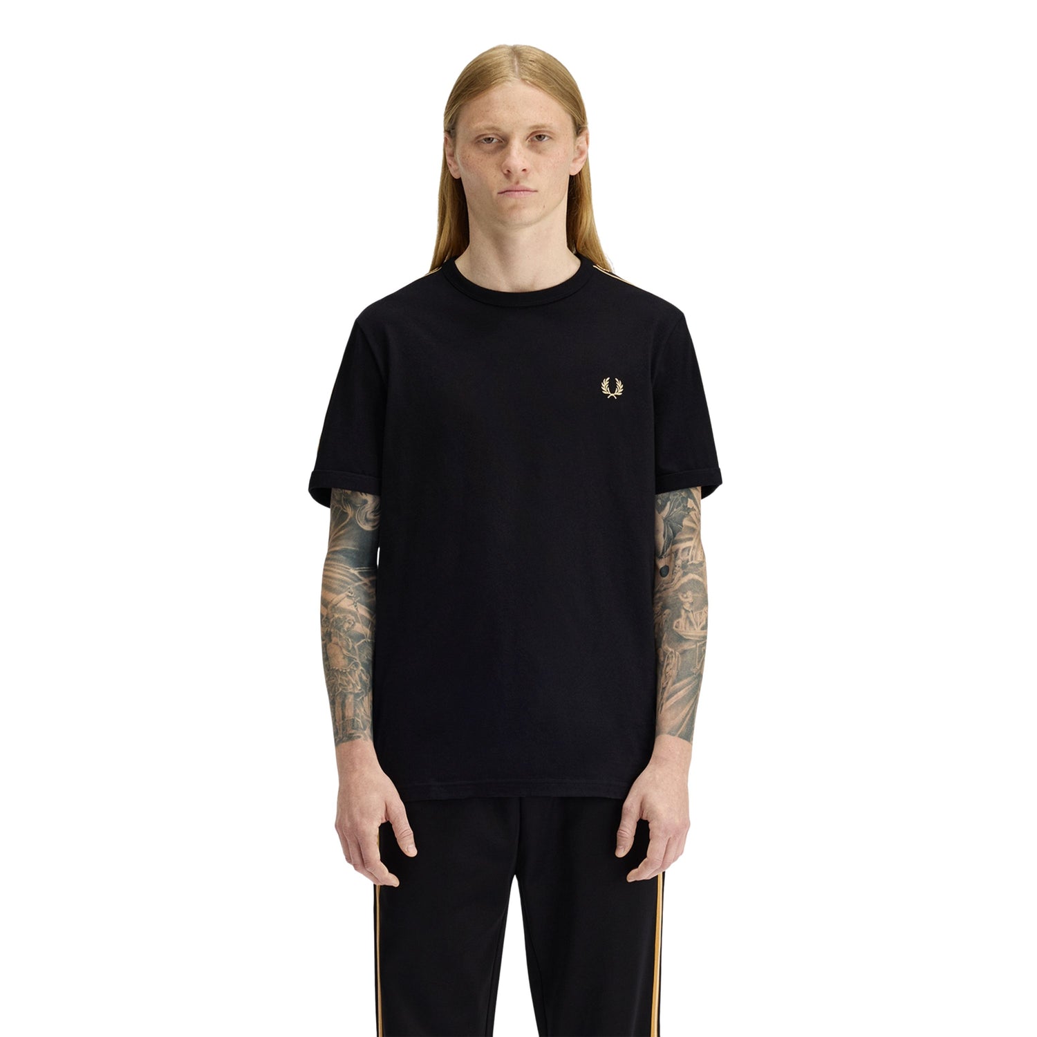 T-Shirt de manga curta para homem Fred Perry Contrast Tape Ringer em Preto/Champagne. Foto da parte da frente, vestida.