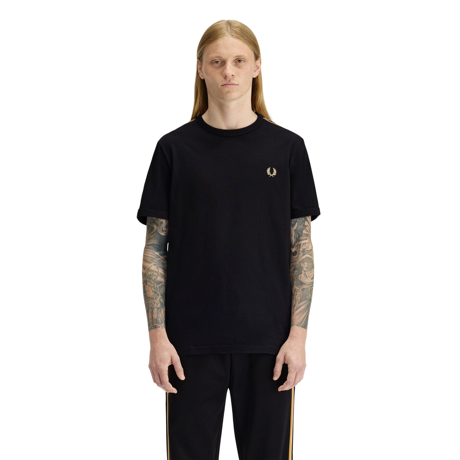 T-Shirt de manga curta para homem Fred Perry Contrast Tape Ringer em Preto/Champagne. Foto da parte da frente, vestida.