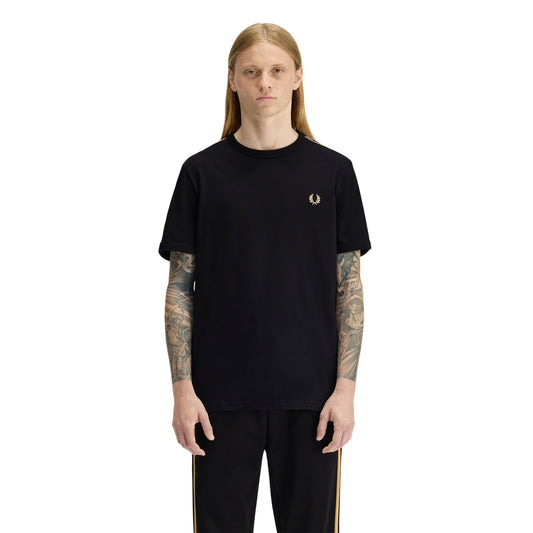 T-Shirt de manga curta para homem Fred Perry Contrast Tape Ringer em Preto/Champagne. Foto da parte da frente, vestida.