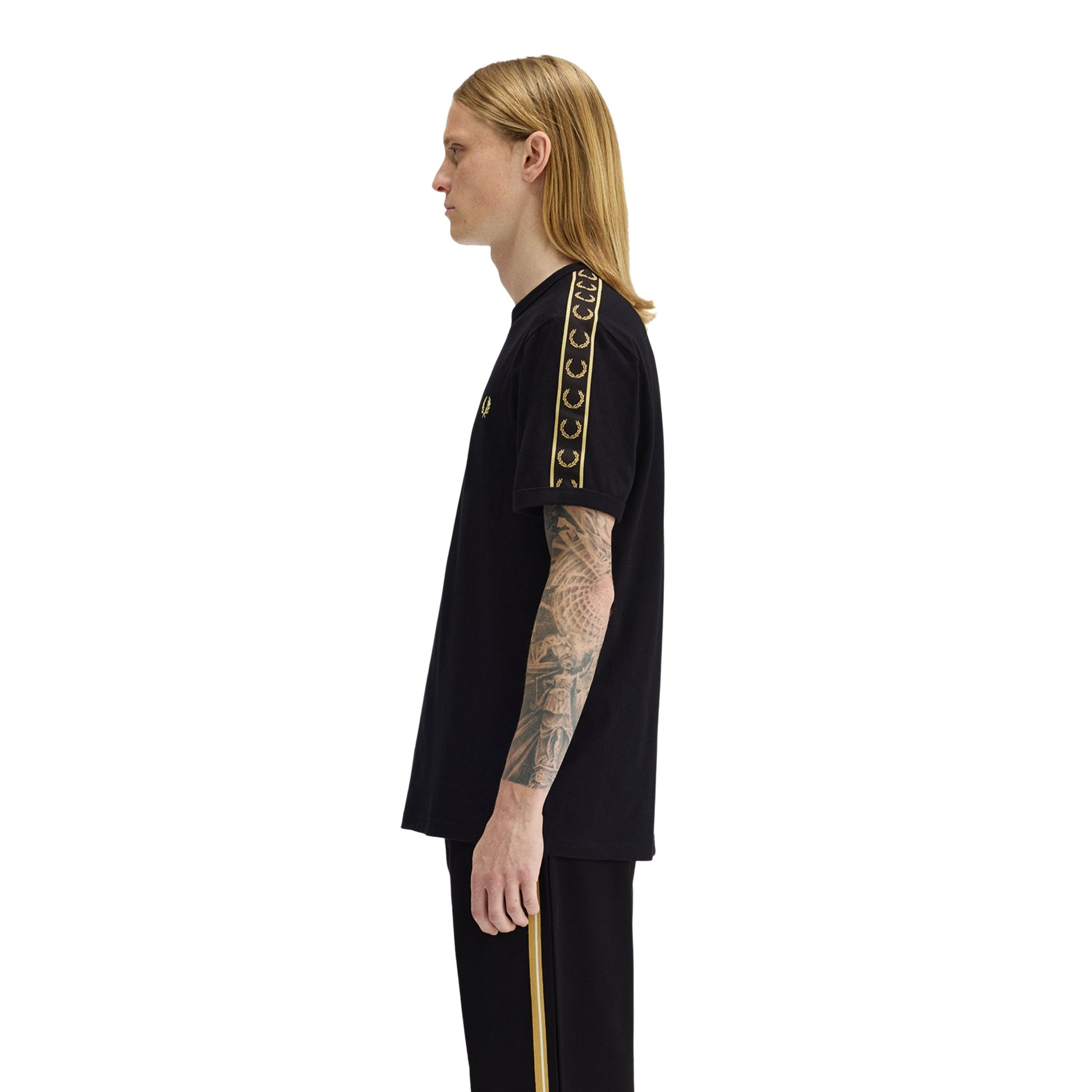 T-Shirt de manga curta para homem Fred Perry Contrast Tape Ringer em Preto/Champagne. Foto da lateral, vestida.