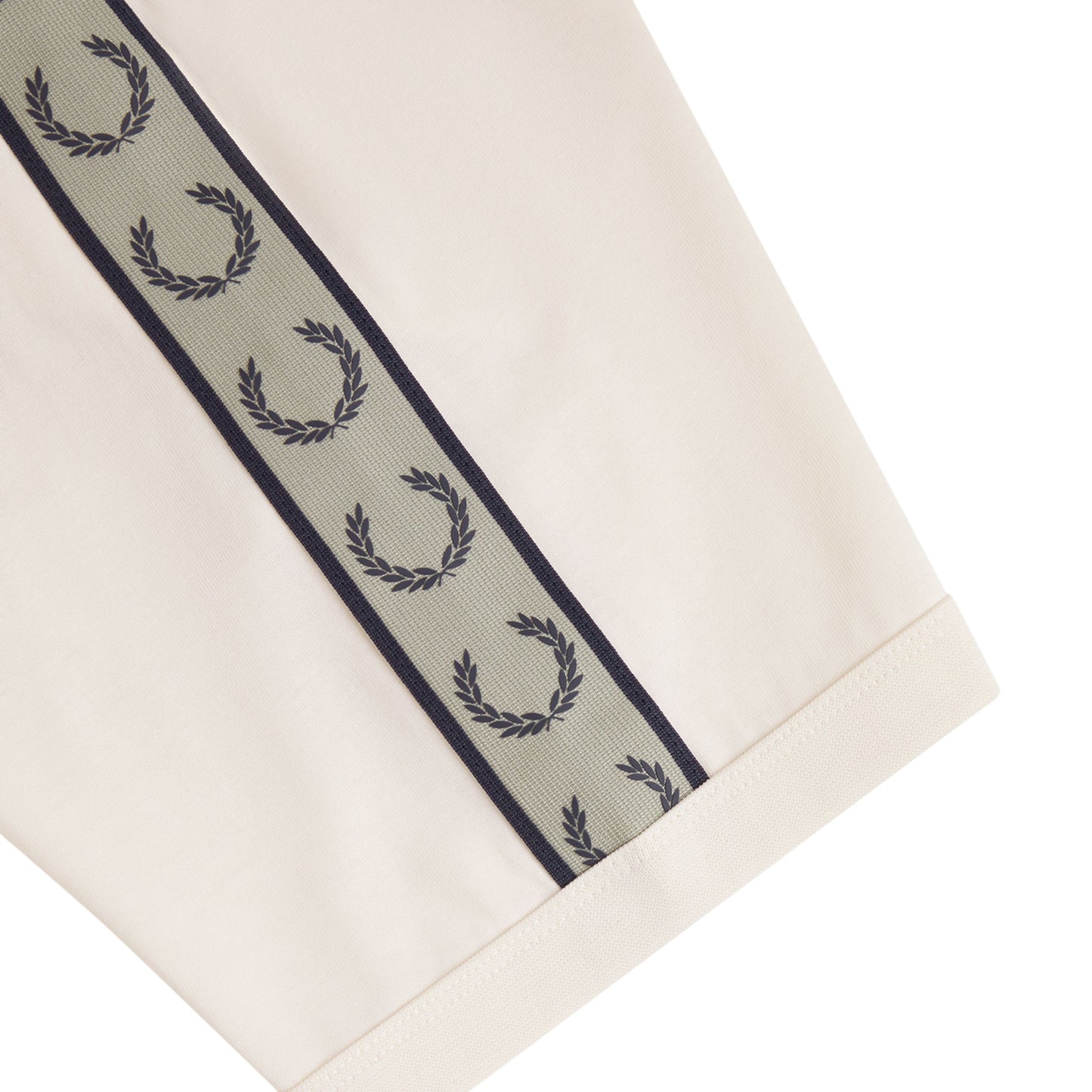 T-Shirt de manga curta para homem Fred Perry Contrast Tape Ringer em Ecru/Azul Marinho. Foto de detalhe da manga.