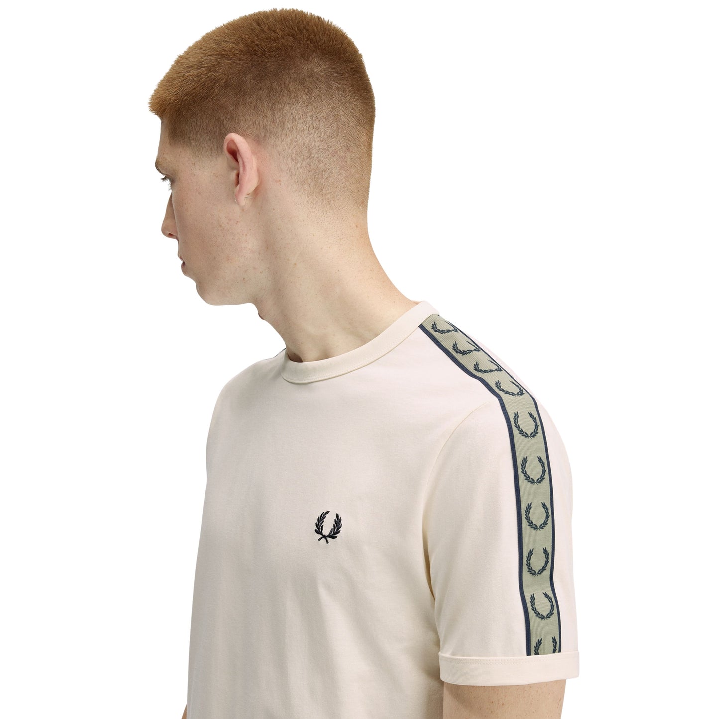 T-Shirt de manga curta para homem Fred Perry Contrast Tape Ringer em Ecru/Azul Marinho. Foto de detalhe da parte da frente, vestida.
