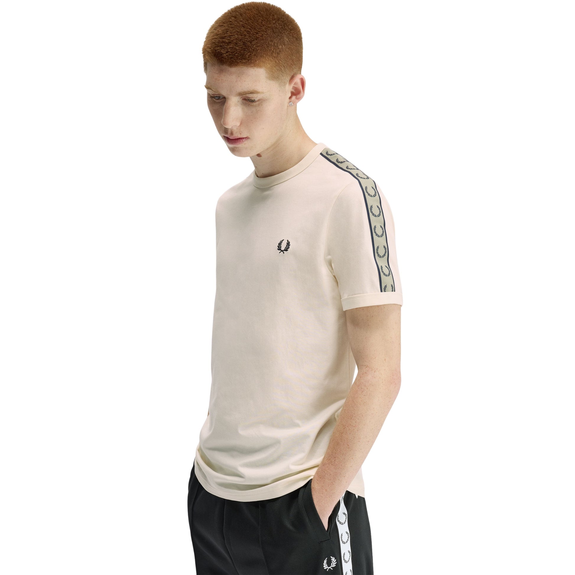 T-Shirt de manga curta para homem Fred Perry Contrast Tape Ringer em Ecru/Azul Marinho. Foto da parte da frente, vestida.