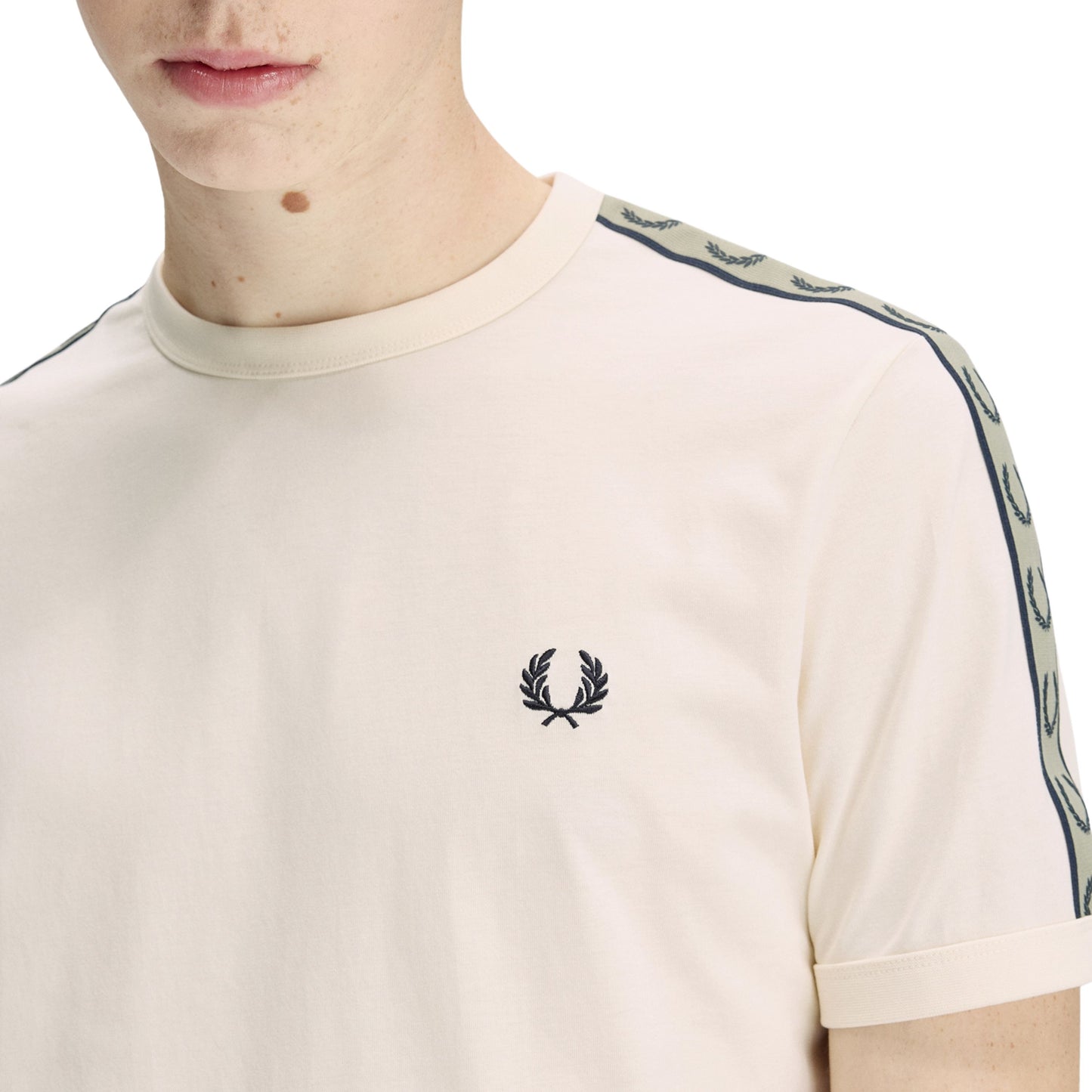 T-Shirt de manga curta para homem Fred Perry Contrast Tape Ringer em Ecru/Azul Marinho. Foto de detalhe da parte da frente, vestida.