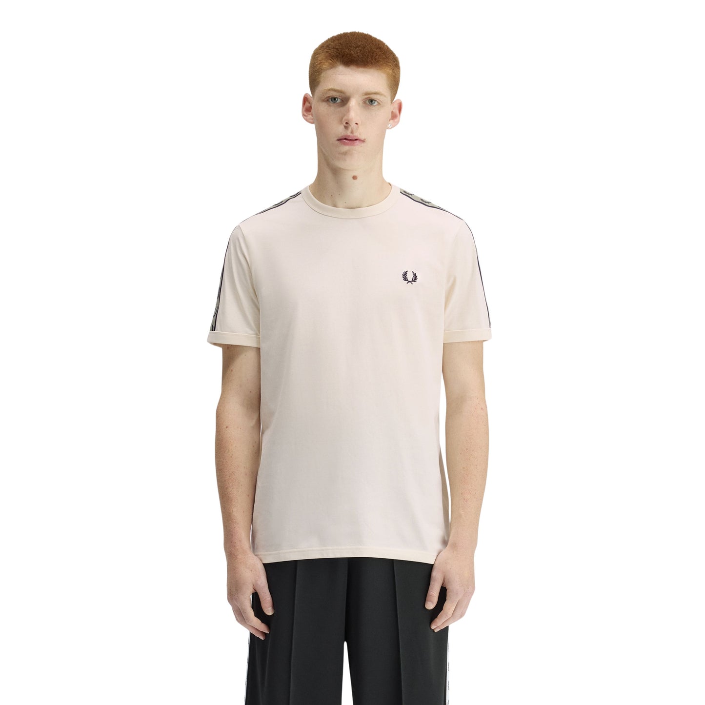 T-Shirt de manga curta para homem Fred Perry Contrast Tape Ringer em Ecru/Azul Marinho. Foto da parte da frente, vestida.