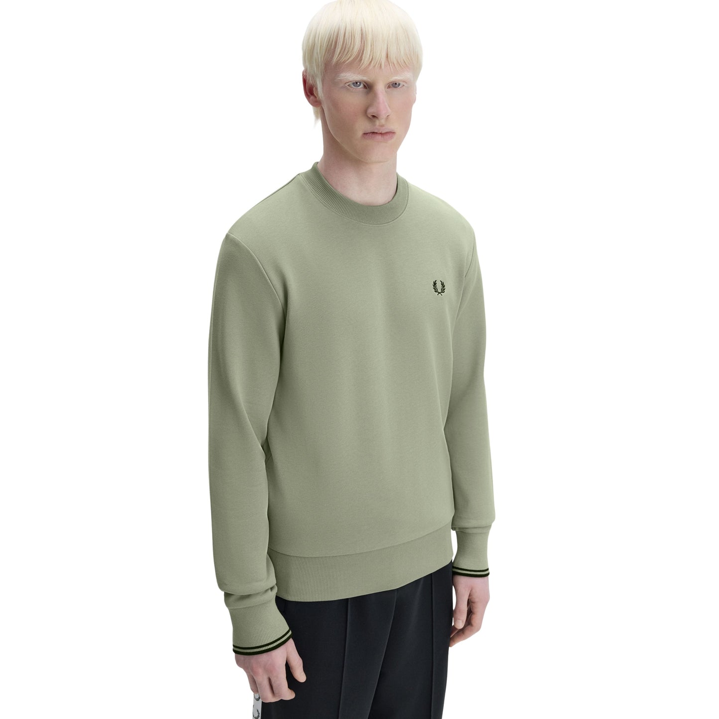 Sweat para homem Fred Perry Crew Neck em Seagrass/Preto. Foto da parte da frente, vestida.