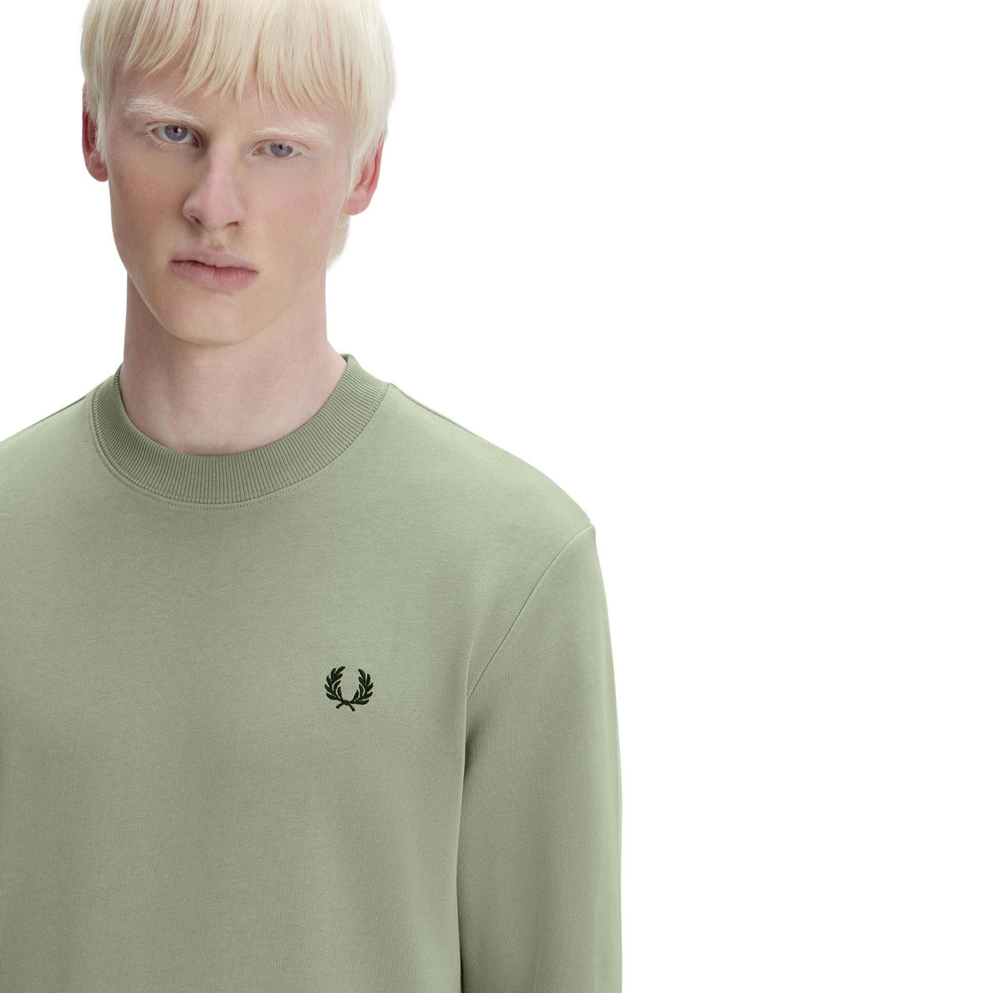 Sweat para homem Fred Perry Crew Neck em Seagrass/Preto. Foto de detalhe da parte da frente, vestida.