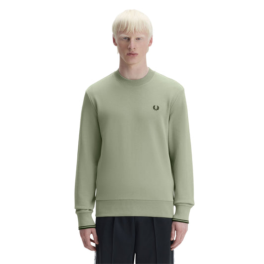 Sweat para homem Fred Perry Crew Neck em Seagrass/Preto. Foto da parte da frente, vestida.