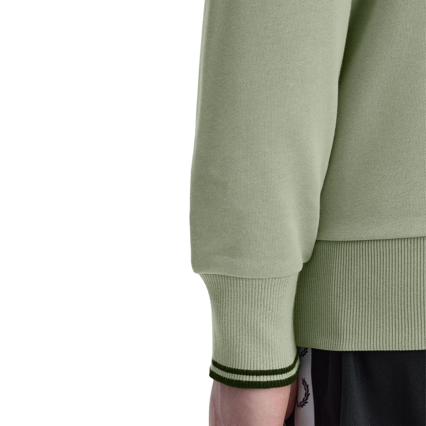 Sweat para homem Fred Perry Crew Neck em Seagrass/Preto. Foto de detalhe da manga, vestida.