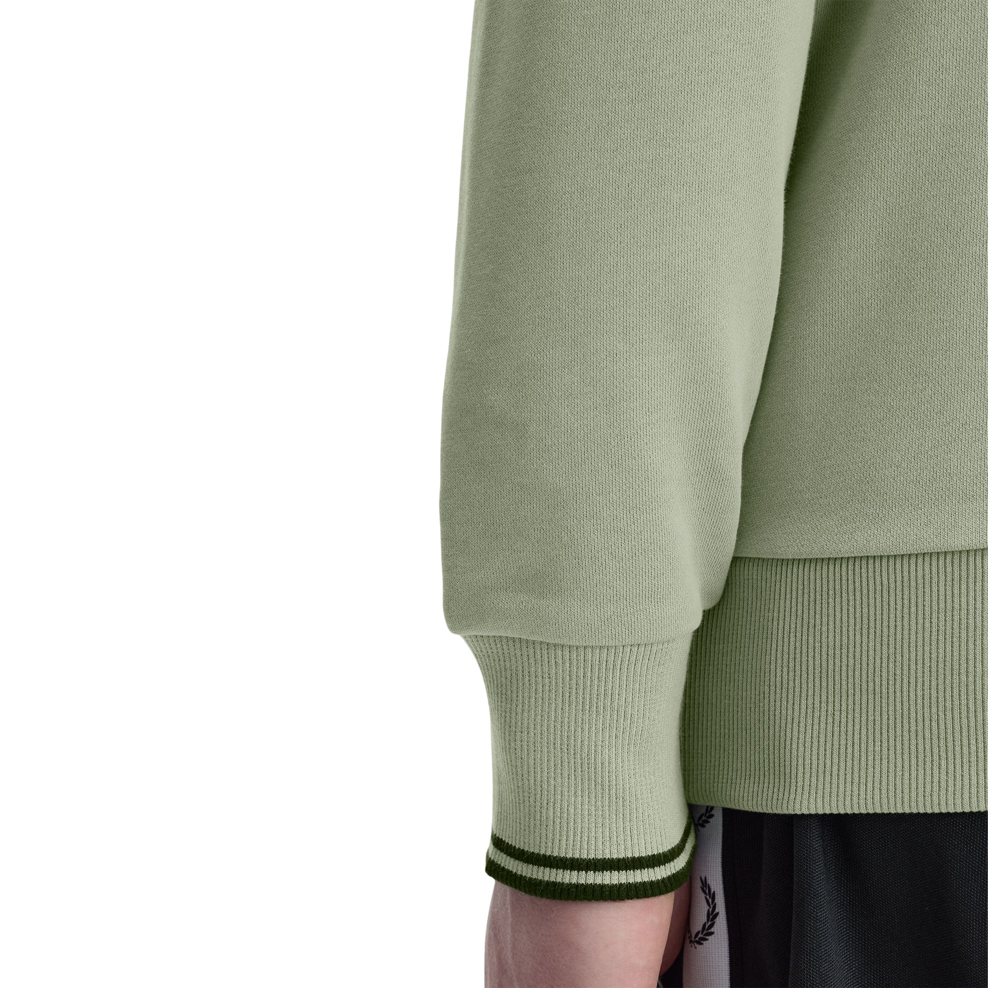 Sweat para homem Fred Perry Crew Neck em Seagrass/Preto. Foto de detalhe da manga, vestida.