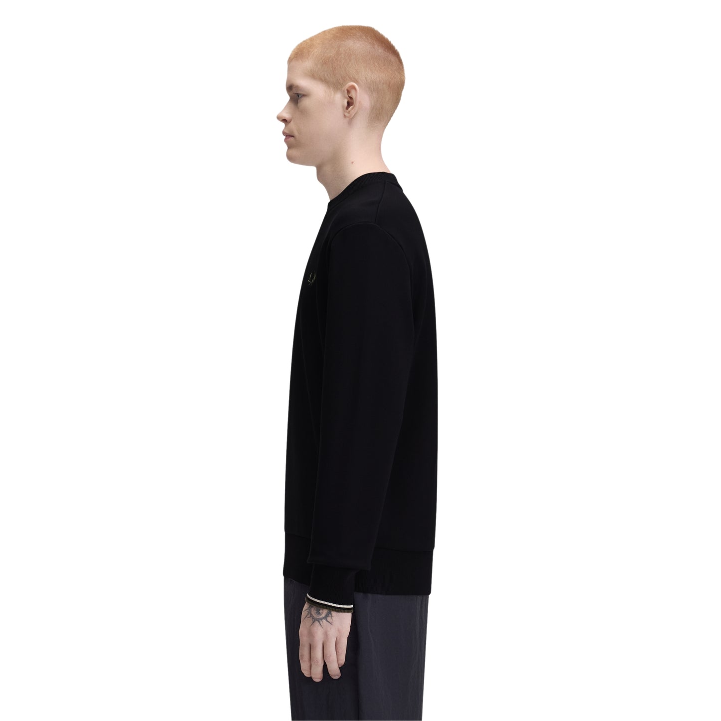 Sweat para homem Fred Perry Crew Neck em Black / Ecru / Laurel Wreath Green — vista frontal com modelo, corpo inteiro, corte regular, twin tipping Ecru/Laurel Wreath Green nos punhos visível.