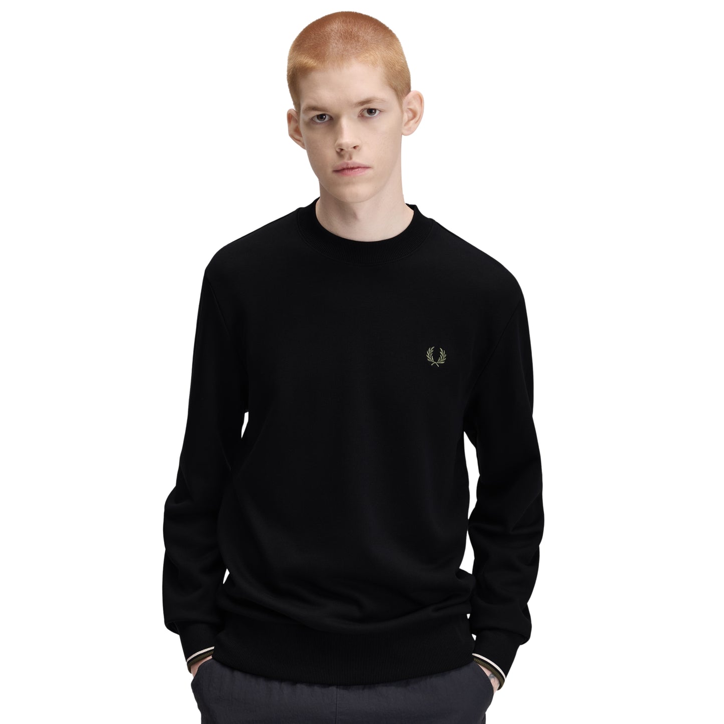 Sweat para homem Fred Perry Crew Neck em Black / Ecru / Laurel Wreath Green — vista lateral com modelo, corpo inteiro, perfil da gola redonda canelada e twin tipping nos punhos visíveis.