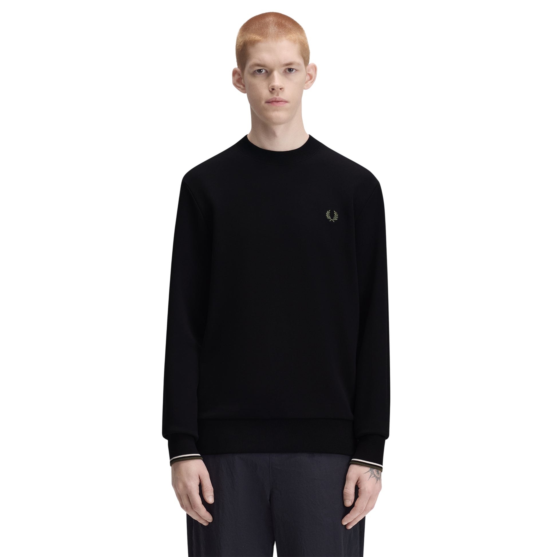 Sweat para homem Fred Perry Crew Neck em Black / Ecru / Laurel Wreath Green — vista frontal com modelo, meio corpo, bordado Laurel Wreath em Laurel Wreath Green no peito esquerdo, twin tipping Ecru/Laurel Wreath Green nos punhos e gola redonda canelada visíveis.