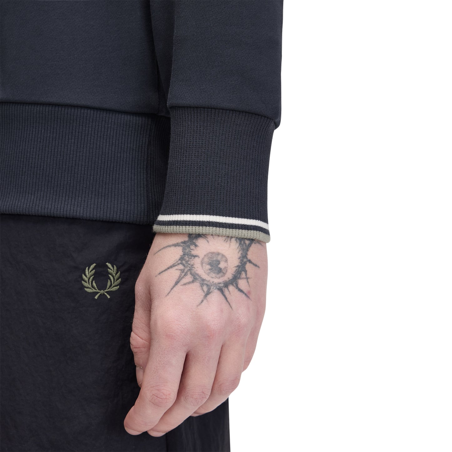 Sweat para homem Fred Perry Crew Neck em Dark Airforce / Ecru / Seagrass — produto sem modelo, vista frontal, gola redonda canelada, bordado Laurel Wreath no peito esquerdo e twin tipping Ecru/Seagrass nos punhos visíveis.