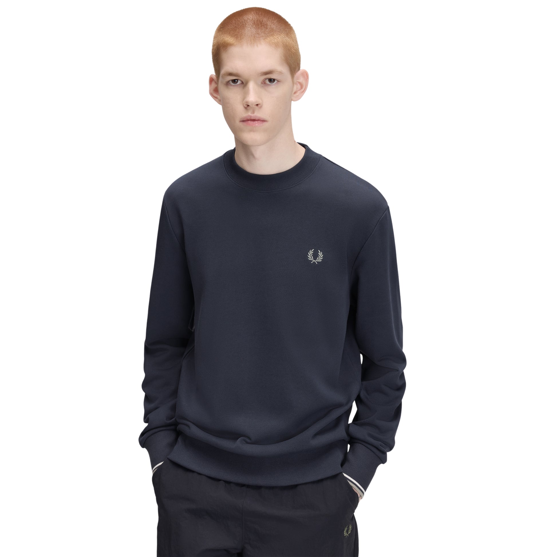 Sweat para homem Fred Perry Crew Neck em Dark Airforce / Ecru / Seagrass — vista lateral com modelo, corpo inteiro, perfil da gola redonda canelada e twin tipping nos punhos visíveis.