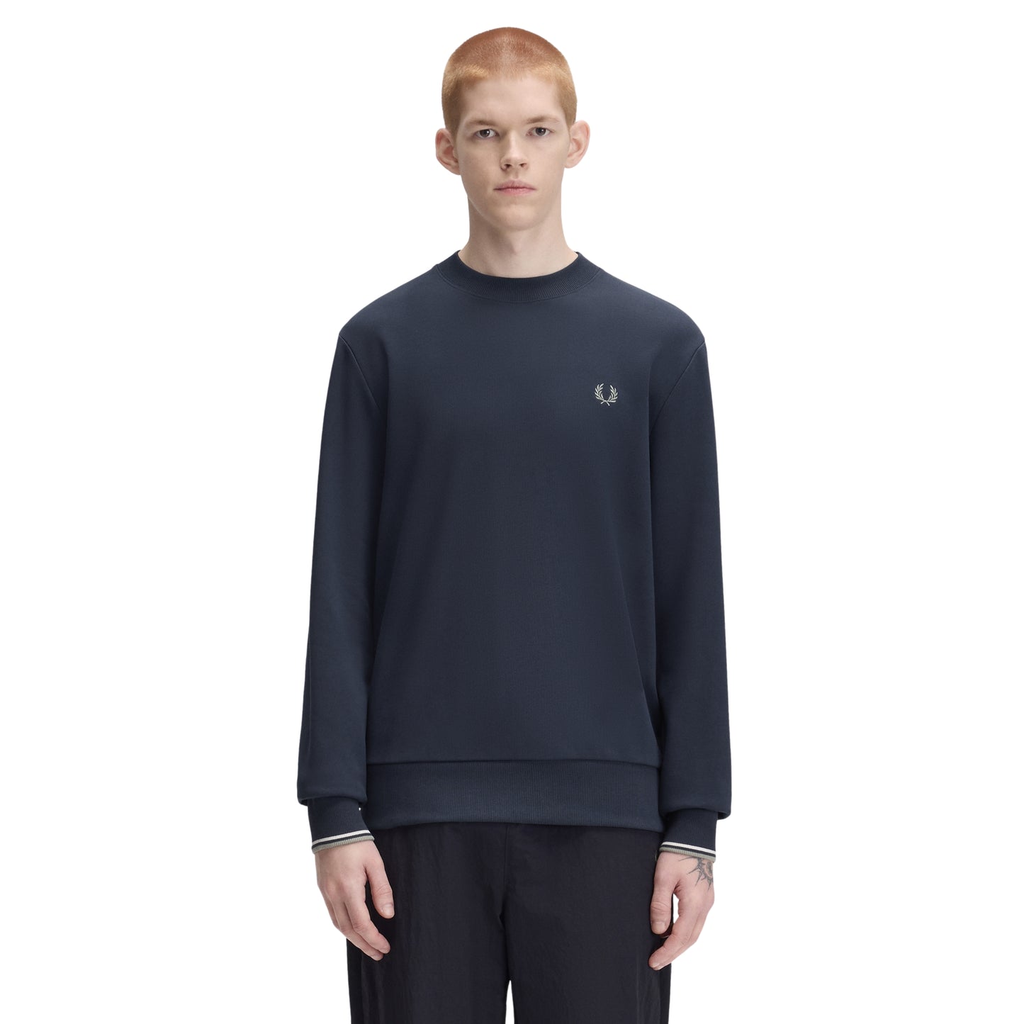 Sweat para homem Fred Perry Crew Neck em Dark Airforce / Ecru / Seagrass — vista frontal com modelo, meio corpo, bordado Laurel Wreath no peito esquerdo, twin tipping Ecru/Seagrass nos punhos e gola redonda canelada visíveis.