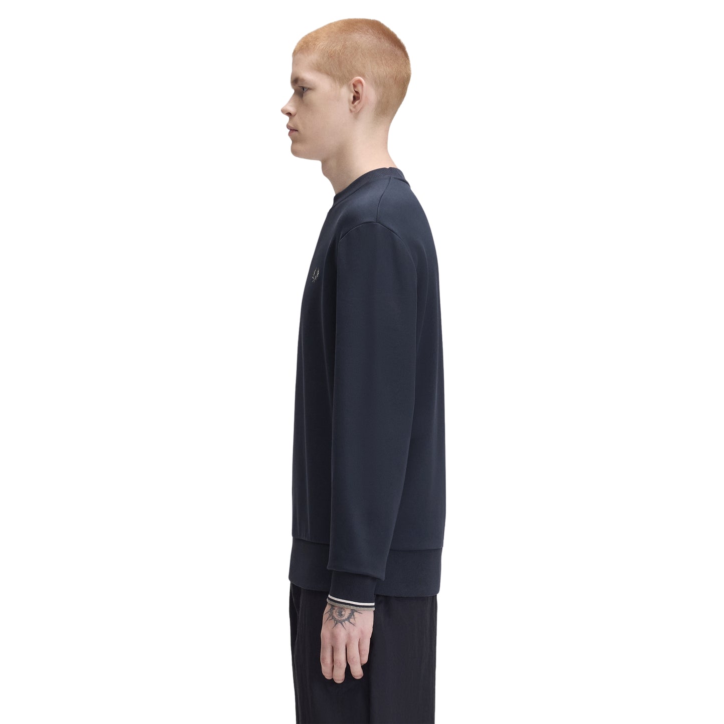 Sweat para homem Fred Perry Crew Neck em Dark Airforce / Ecru / Seagrass — vista frontal com modelo, corpo inteiro, corte regular, twin tipping Ecru/Seagrass nos punhos visível.