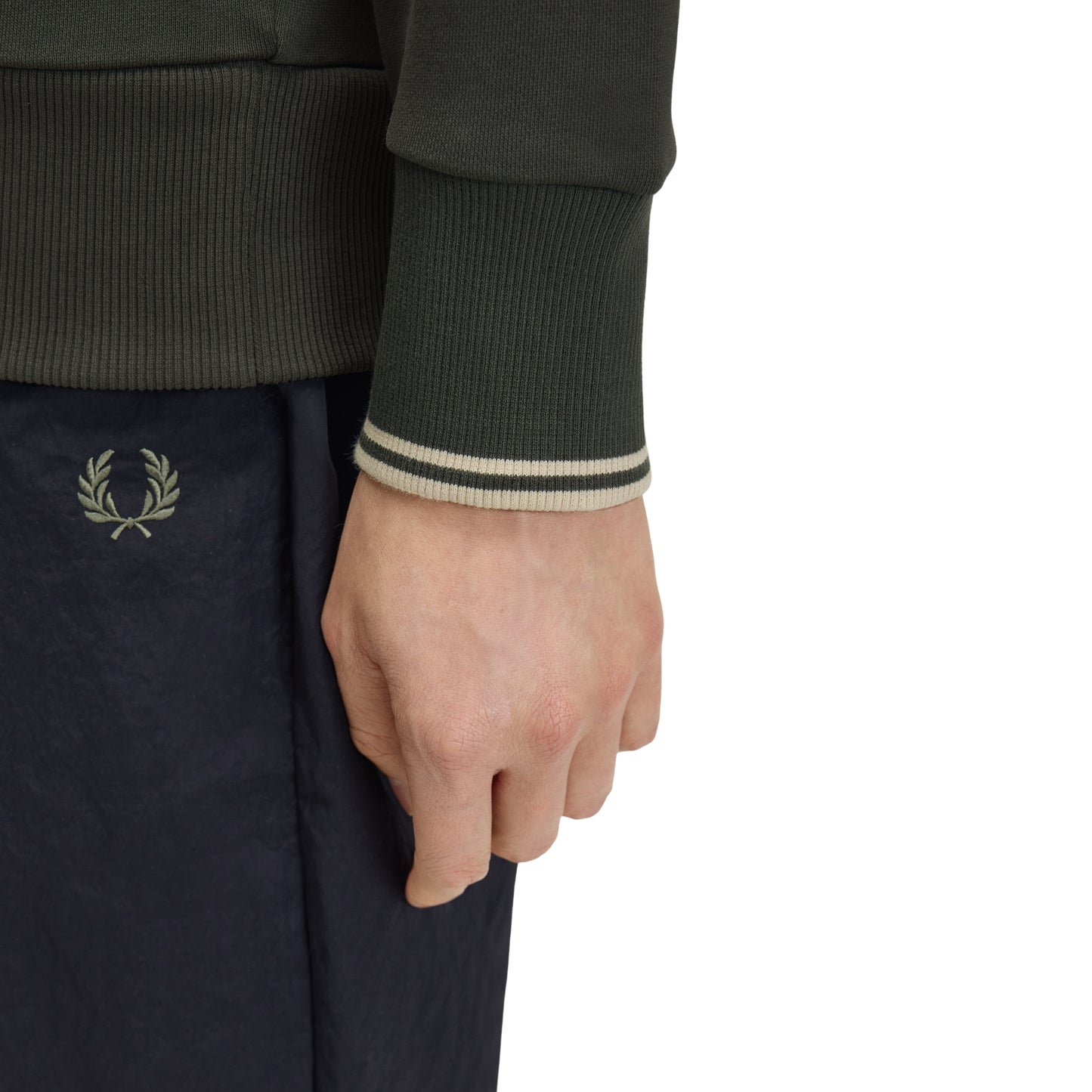 Detalhe do punho twin tipping em Oatmeal da sweat Fred Perry Crew Neck Field Green para homem.