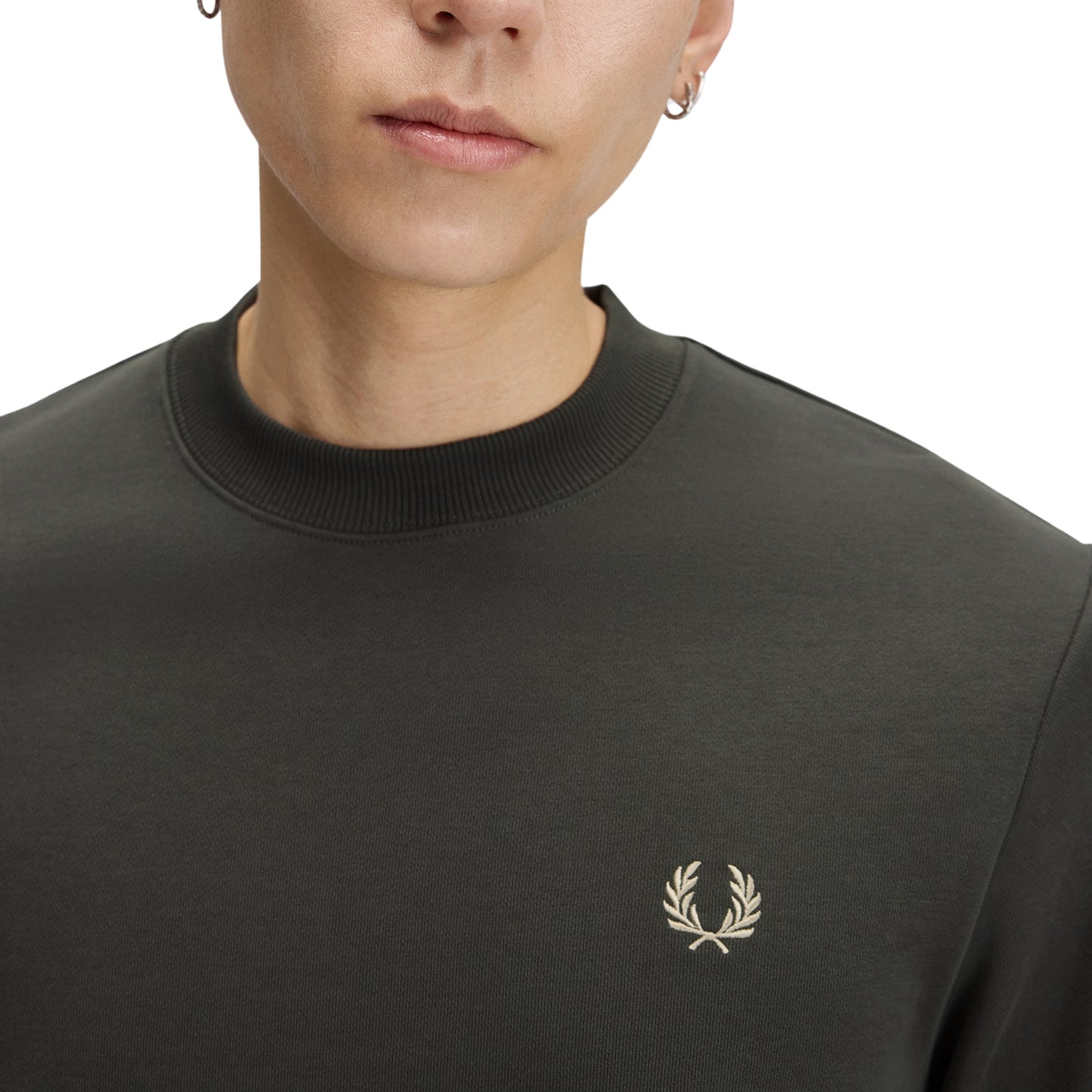 Detalhe da gola canelada da sweat Fred Perry Crew Neck em Field Green com logótipo Laurel Wreath bordado em Oatmeal.