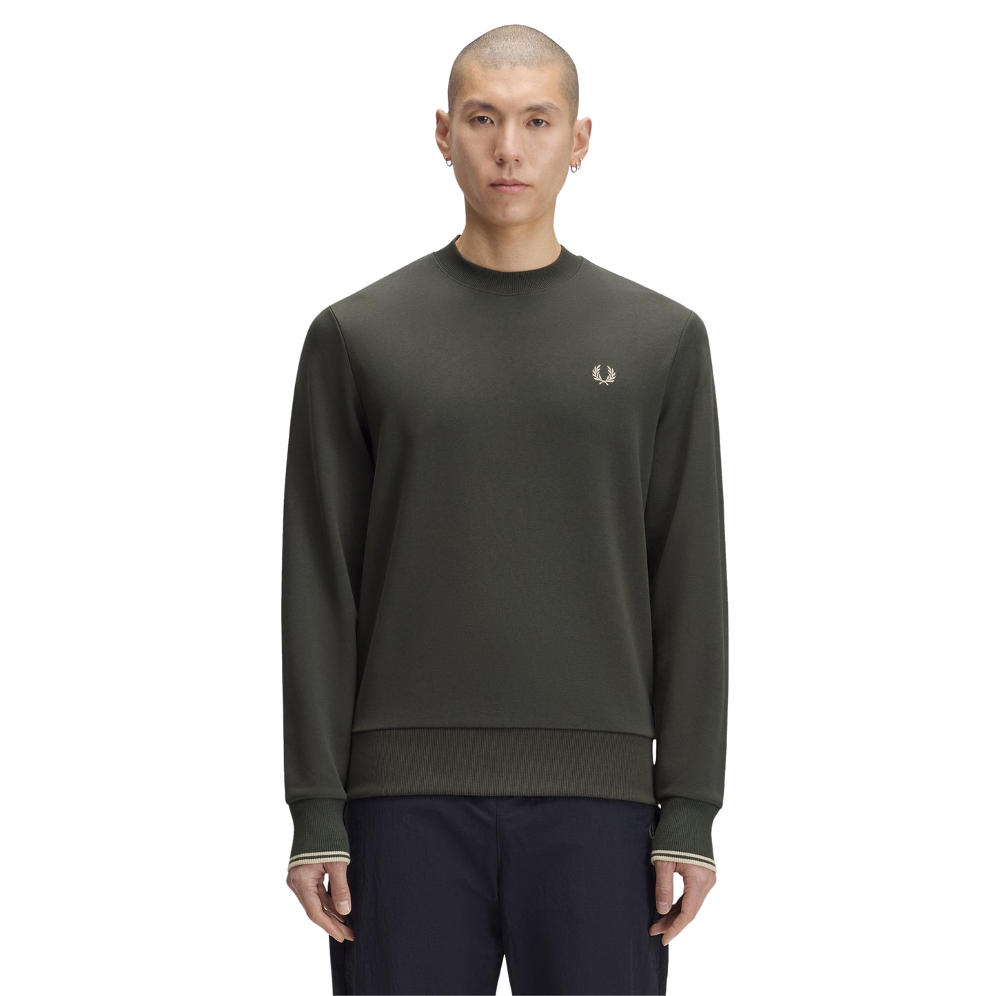 Sweat para homem Fred Perry Crew Neck em Field Green com logótipo Laurel Wreath bordado no peito — vista frontal com modelo.