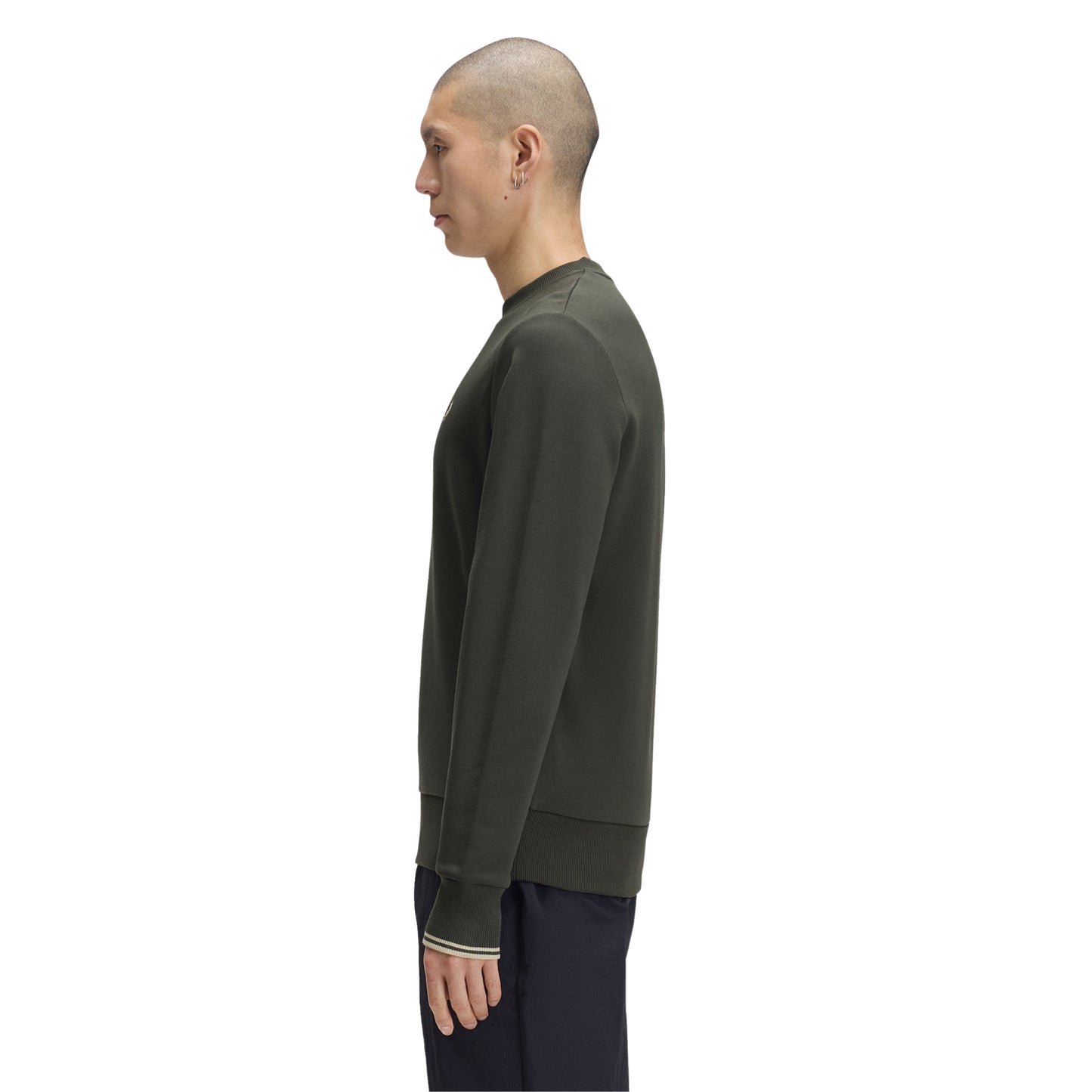 Vista lateral da sweat para homem Fred Perry Crew Neck Field Green com punhos twin tipping em Oatmeal.