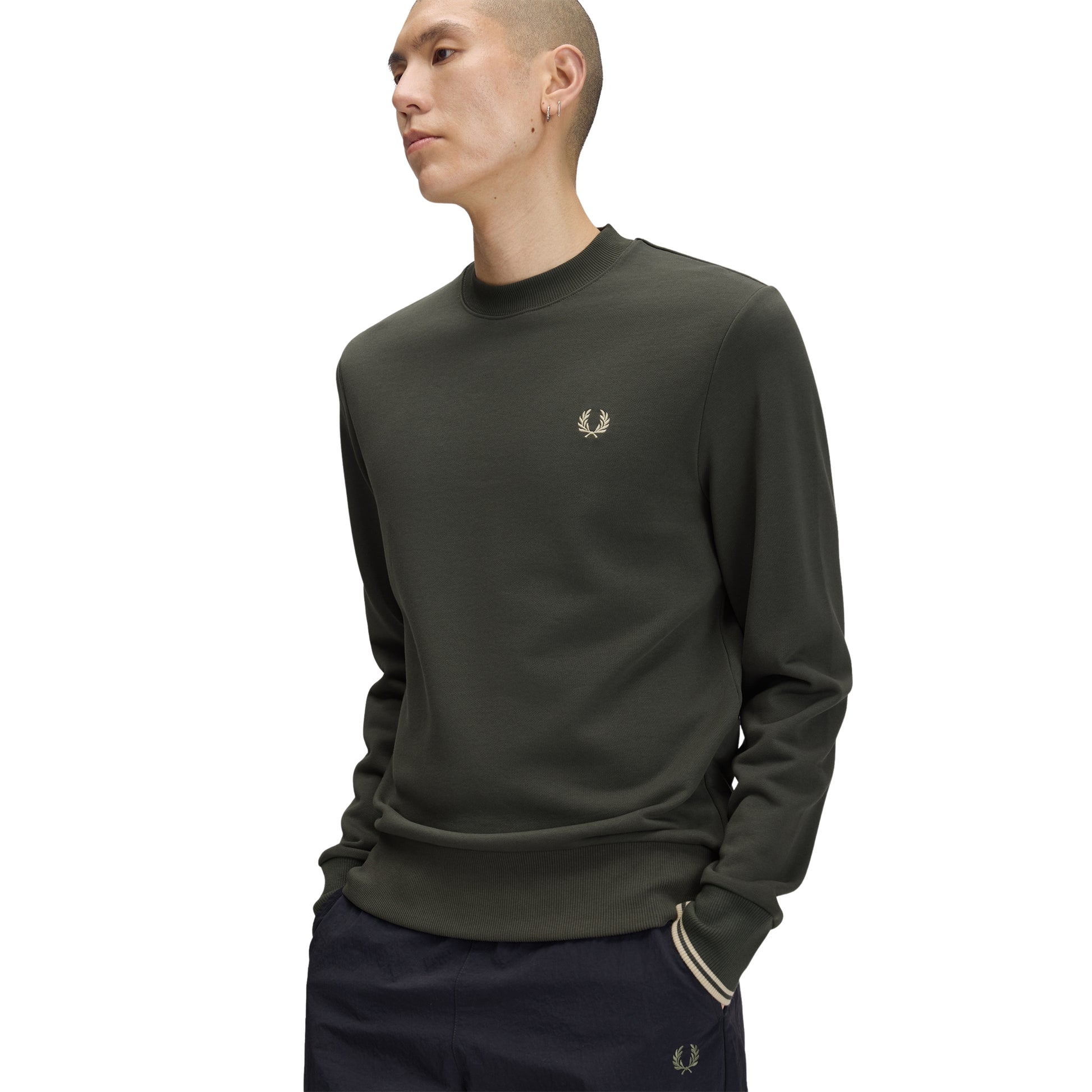Sweat Fred Perry Crew Neck para homem em Field Green — vista de três quartos com punhos twin tipping Oatmeal.
