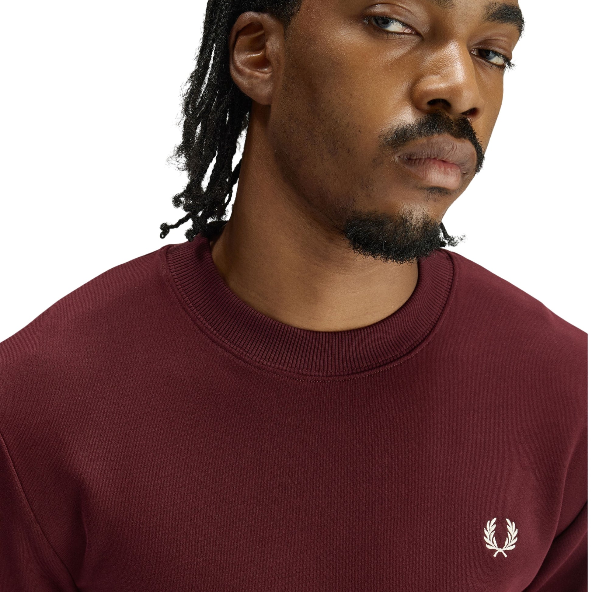 Sweat para homem Fred Perry Crew Neck em Oxblood/Ecru. Foto de detalhe da parte da frente, vestida.