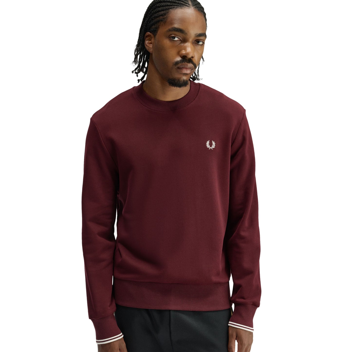 Sweat para homem Fred Perry Crew Neck em Oxblood/Ecru. Foto da parte da frente, vestida.