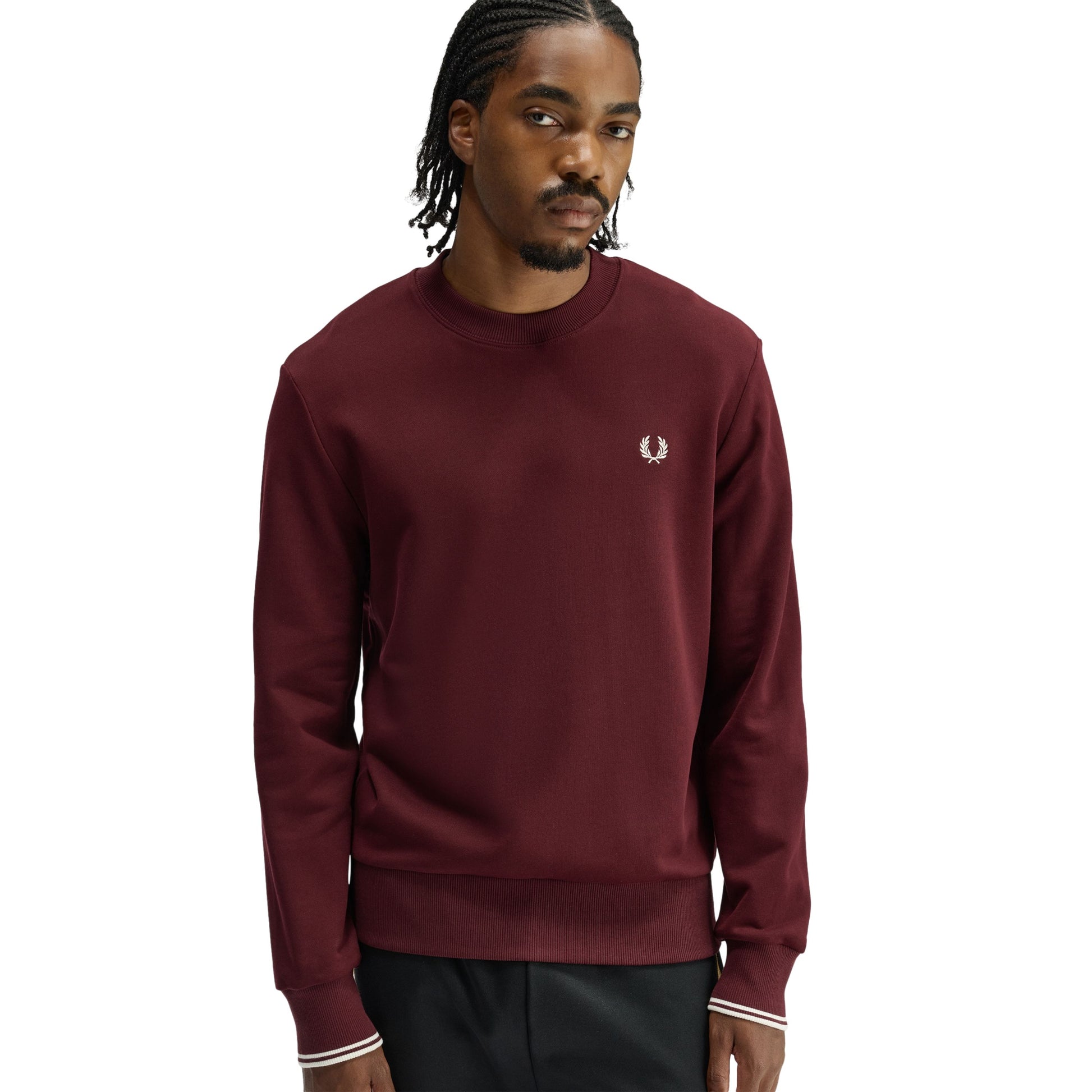 Sweat para homem Fred Perry Crew Neck em Oxblood/Ecru. Foto da parte da frente, vestida.