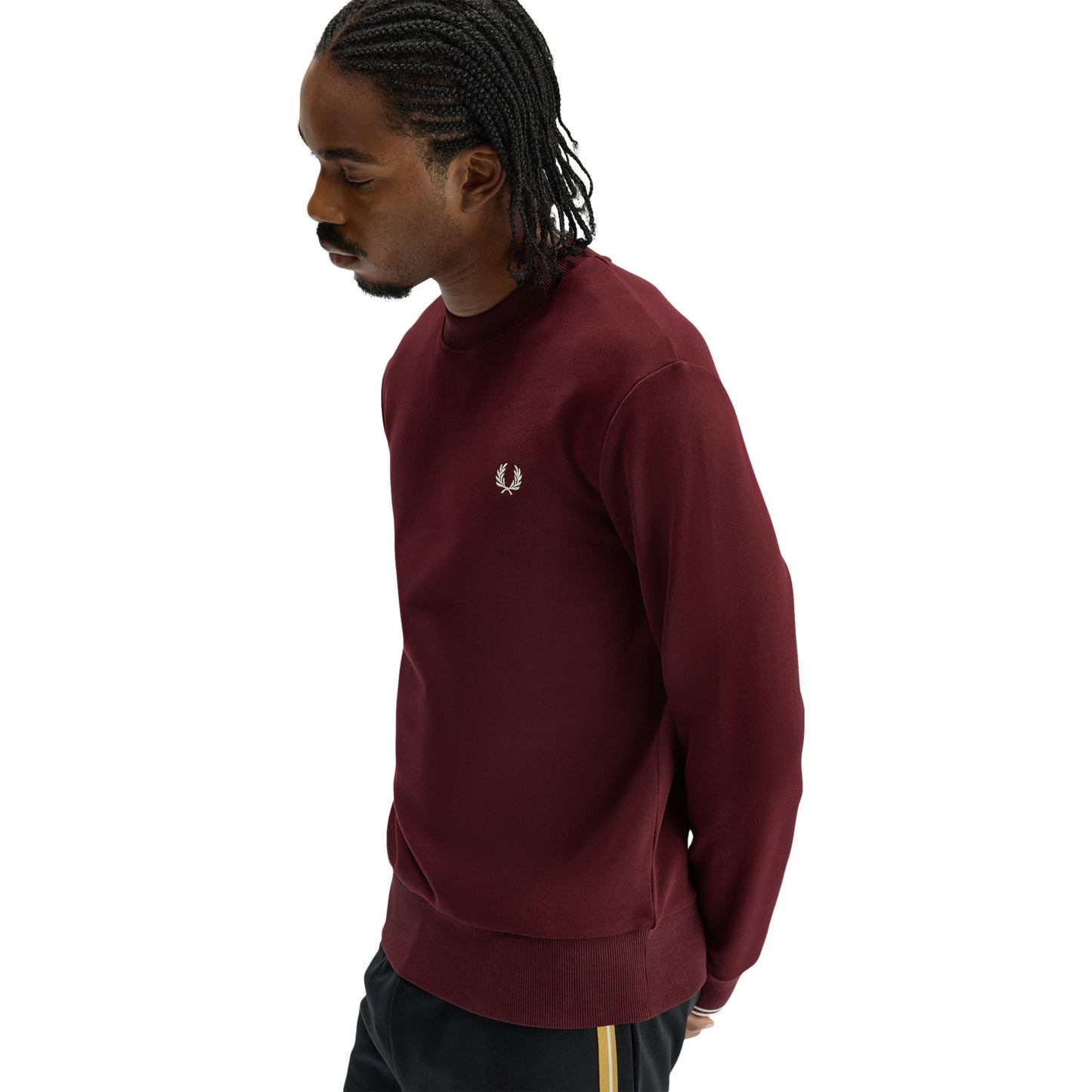Sweat para homem Fred Perry Crew Neck em Oxblood/Ecru. Foto da parte da frente, vestida.