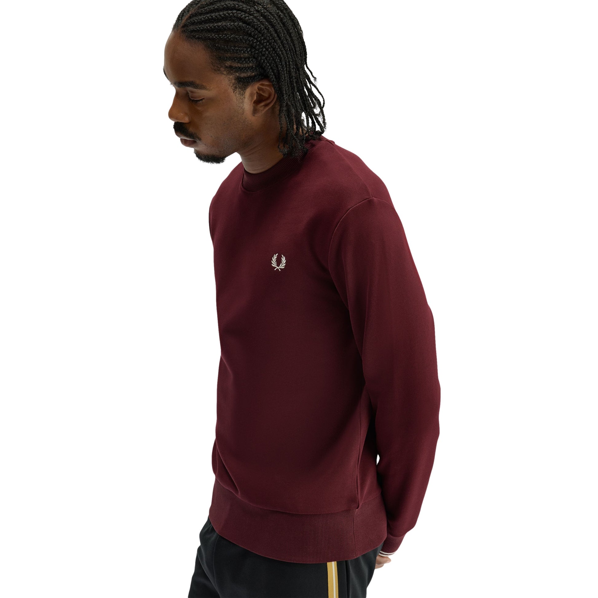 Sweat para homem Fred Perry Crew Neck em Oxblood/Ecru. Foto da parte da frente, vestida.
