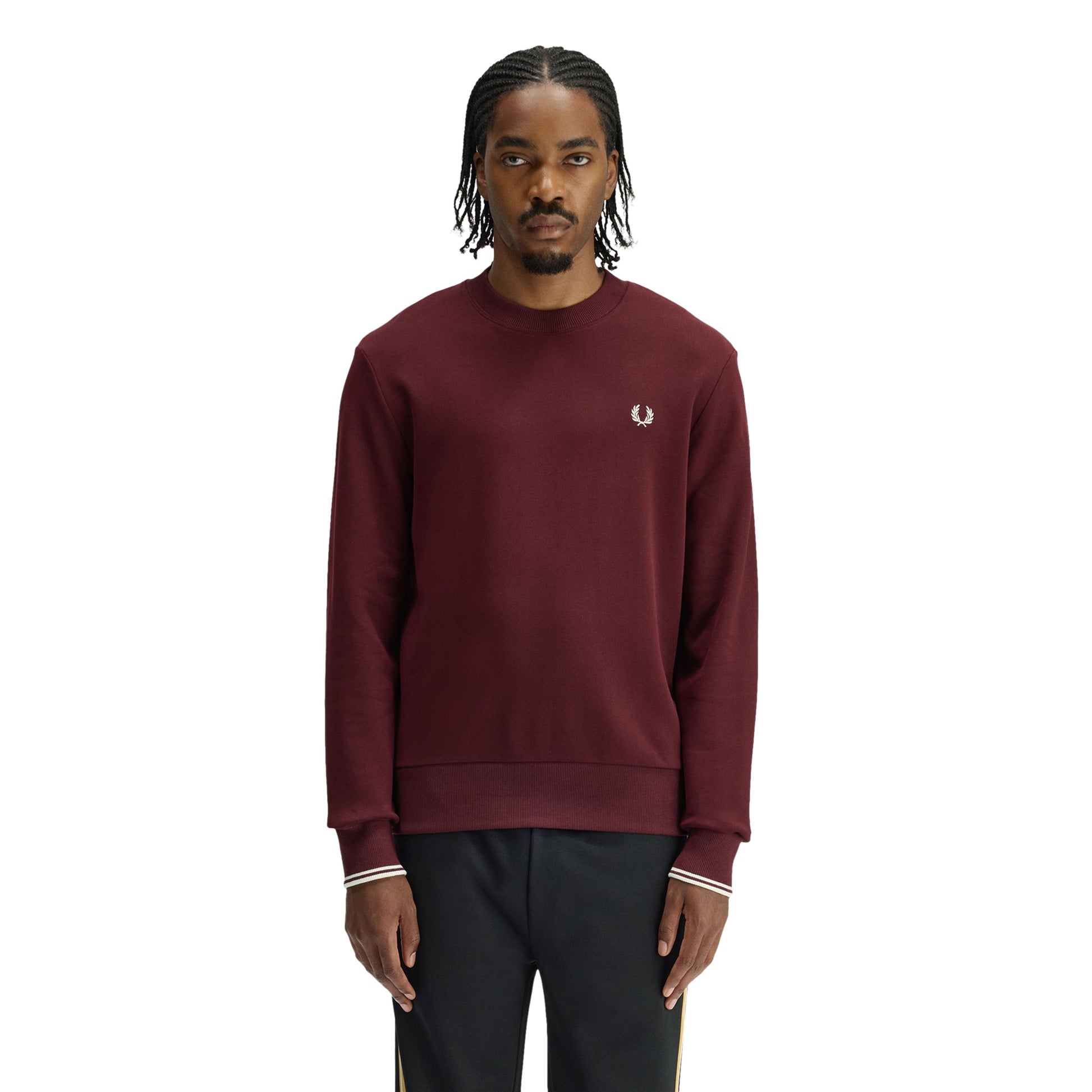 Sweat para homem Fred Perry Crew Neck em Oxblood/Ecru. Foto da parte da frente, vestida.