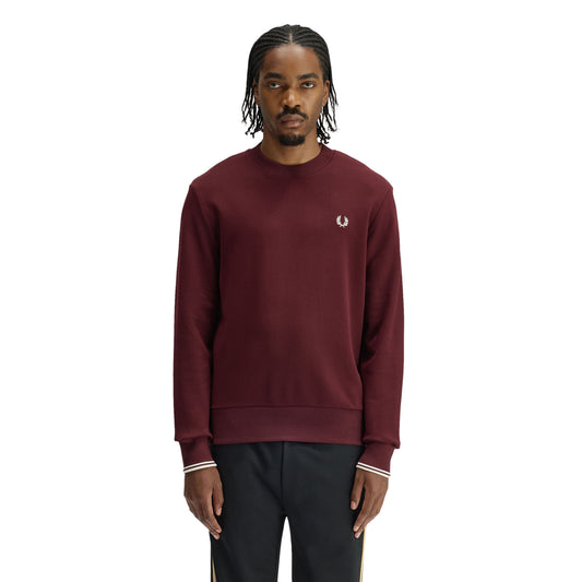 Sweat para homem Fred Perry Crew Neck em Oxblood/Ecru. Foto da parte da frente, vestida.