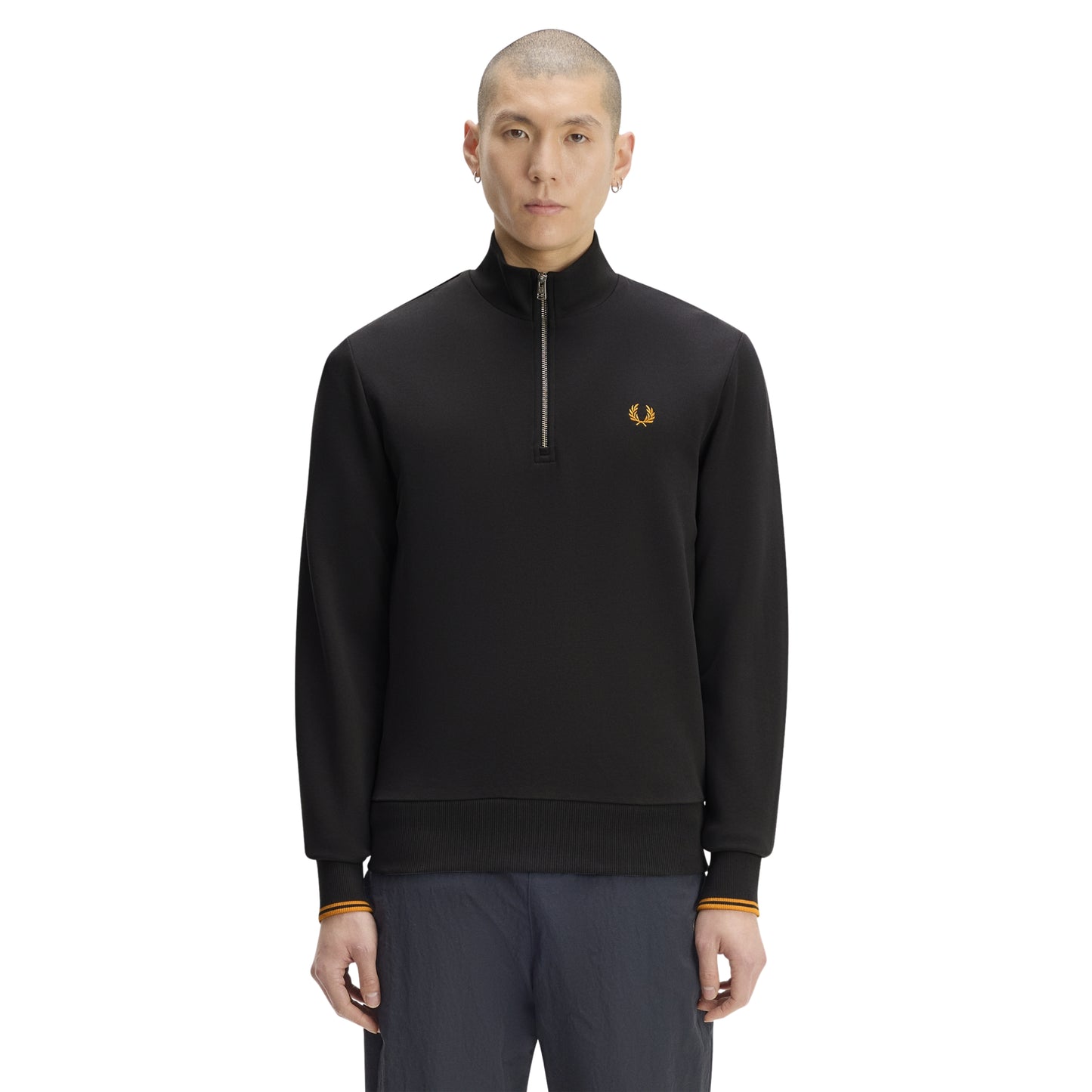 Sweat com meio-fecho Fred Perry Half Zip Sweatshirt em Anchor Grey — vista frontal com modelo, meio corpo, meio-fecho fechado, bordado Laurel Wreath em Golden no peito esquerdo, twin tipping Golden nos punhos, combinado com calças navy.