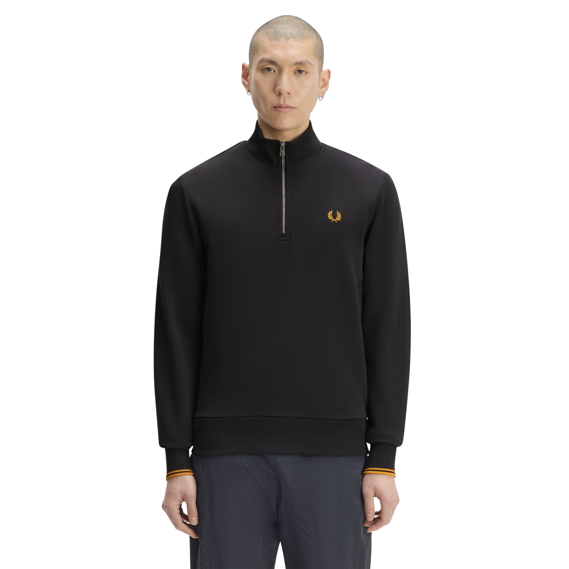 Sweat com meio-fecho Fred Perry Half Zip Sweatshirt em Anchor Grey — vista frontal com modelo, meio corpo, meio-fecho fechado, bordado Laurel Wreath em Golden no peito esquerdo, twin tipping Golden nos punhos, combinado com calças navy.