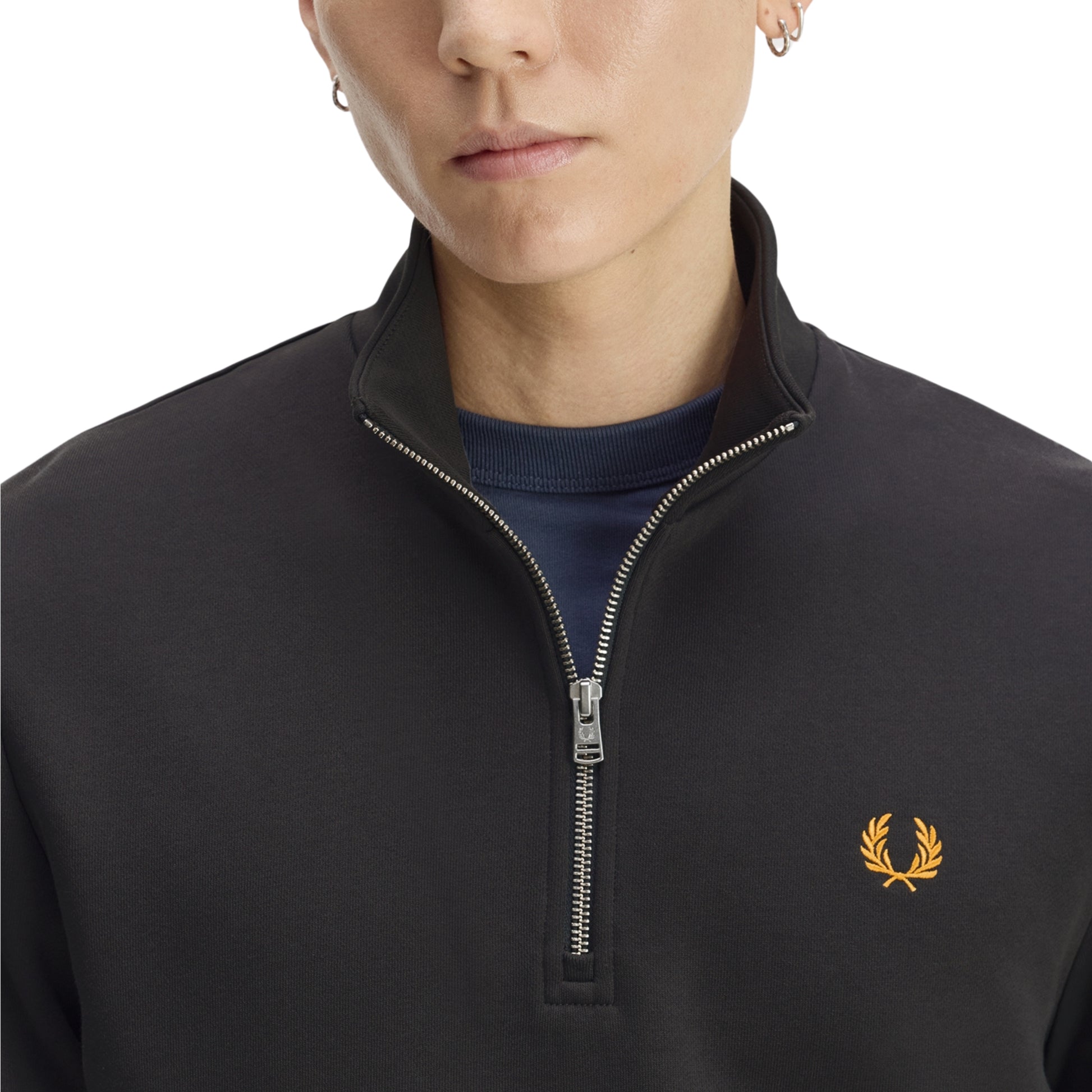 Sweat com meio-fecho Fred Perry Half Zip Sweatshirt em Anchor Grey — detalhe do meio-fecho aberto em calibre fino e bordado Laurel Wreath em Golden no peito esquerdo, t-shirt navy por baixo visível.
