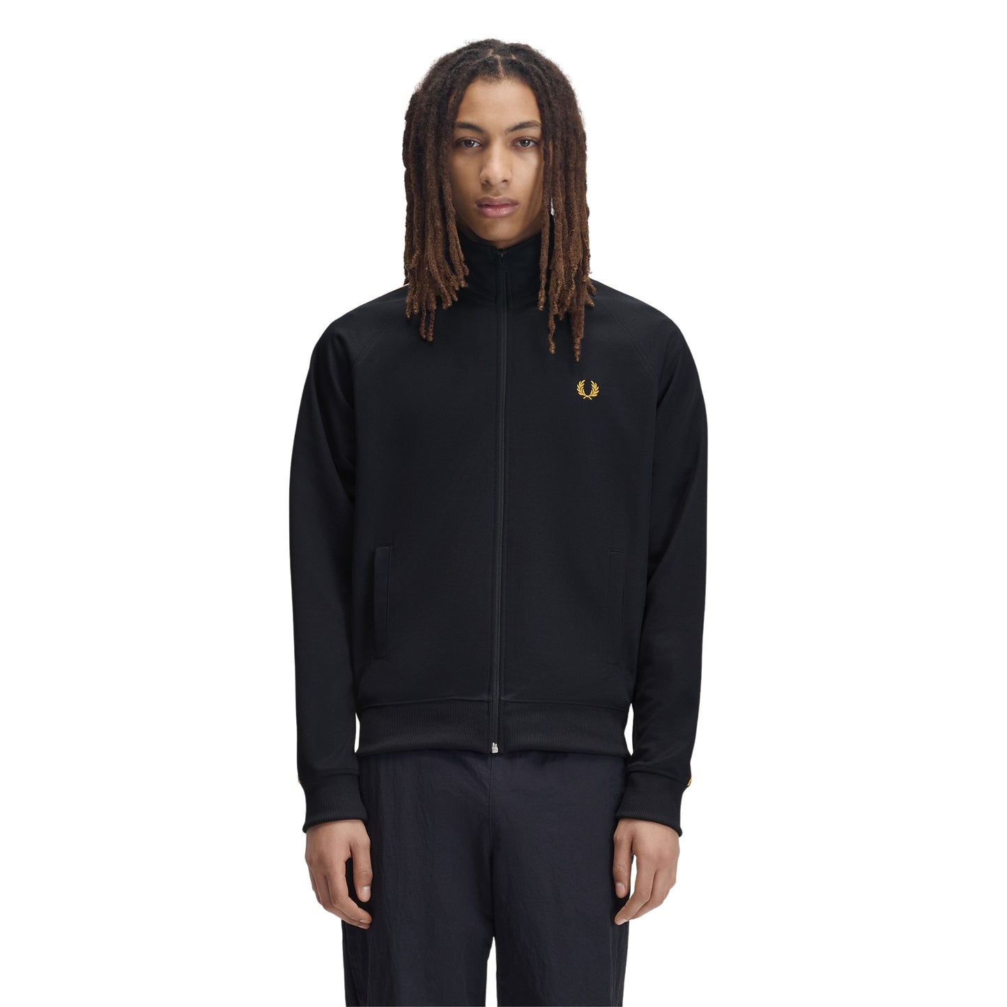 Track jacket Fred Perry Contrast Tape Track Jacket em Navy — vista frontal com modelo, corpo inteiro, fecho zip fechado, bordado Laurel Wreath em Golden no peito esquerdo, combinado com calças navy Fred Perry.