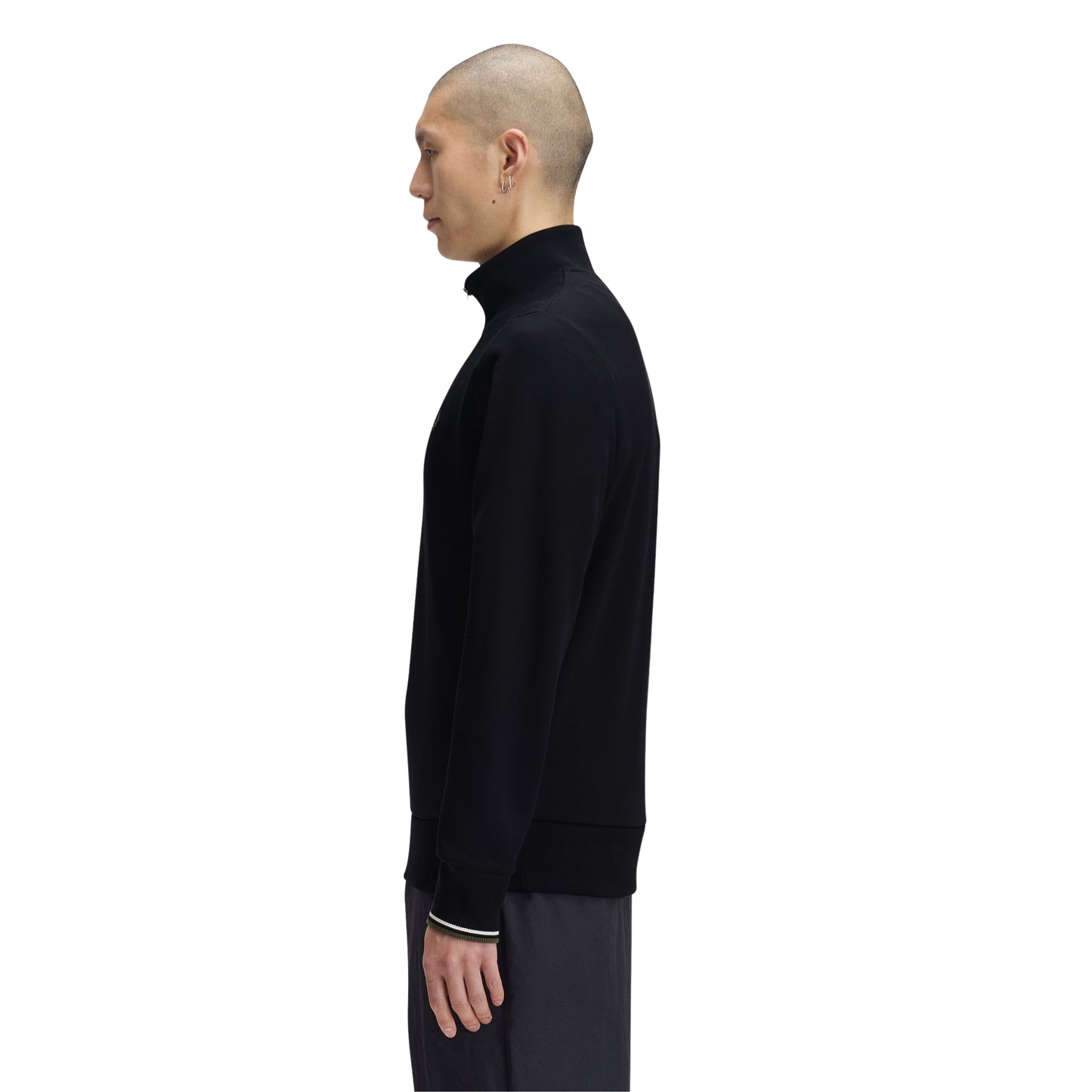 Sweat com meio-fecho Fred Perry Half Zip Sweatshirt em Black — detalhe do meio-fecho metálico prateado aberto e bordado Laurel Wreath em Laurel Wreath Green no peito esquerdo.