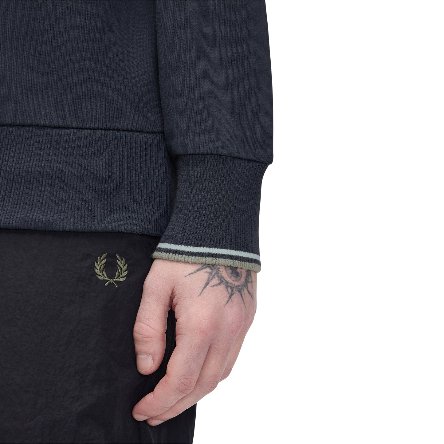 Sweat com meio-fecho Fred Perry Half Zip Sweatshirt em Dark Airforce — detalhe do punho com twin tipping Ecru/Seagrass na proporção 5-4-4 e bordado Laurel Wreath em Seagrass na calça.
