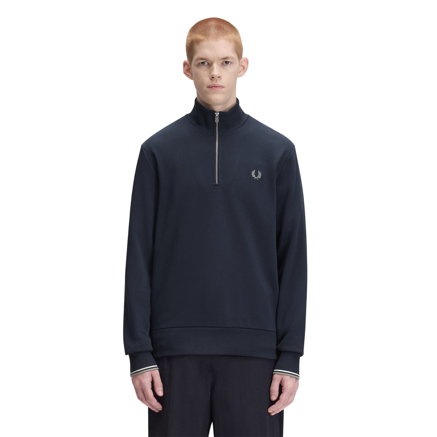 Sweat com meio-fecho Fred Perry Half Zip Sweatshirt em Dark Airforce — vista frontal com modelo, meio corpo, meio-fecho fechado, bordado Laurel Wreath em Seagrass no peito esquerdo, combinado com calças pretas Fred Perry.