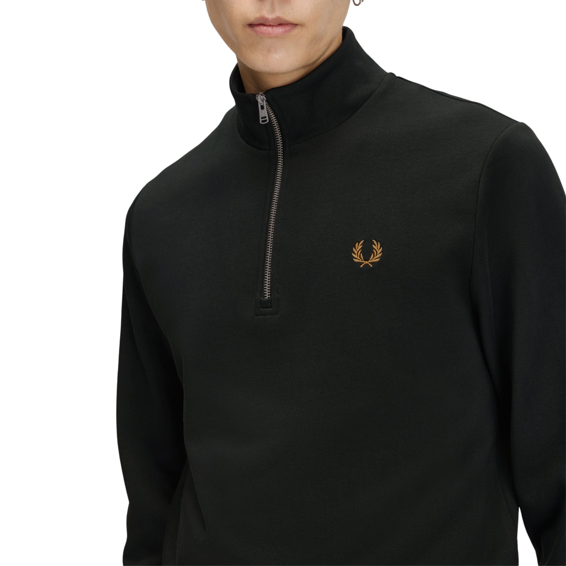 Sweat com meio-fecho Fred Perry Half Zip Sweatshirt em Night Green — detalhe do meio-fecho fechado e bordado Laurel Wreath em Dark Caramel no peito esquerdo.