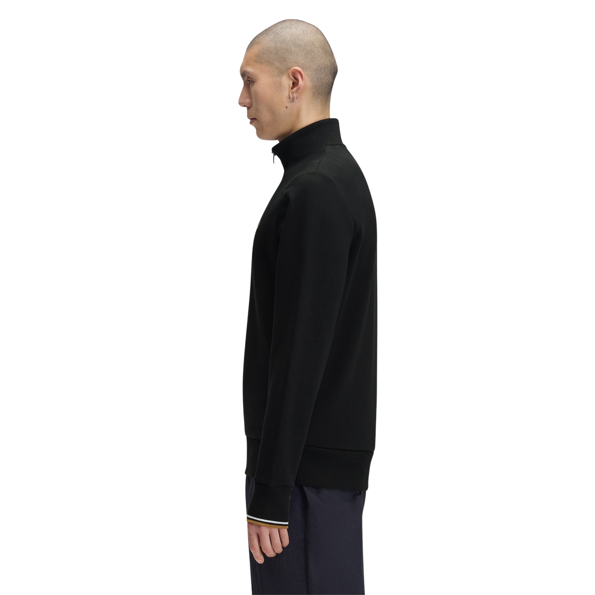 Sweat com meio-fecho Fred Perry Half Zip Sweatshirt em Night Green — vista lateral com modelo, corpo inteiro, perfil do meio-fecho e gola alta visíveis, twin tipping nos punhos, combinado com calças navy.