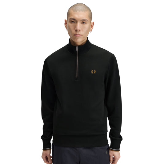 Sweat com meio-fecho Fred Perry Half Zip Sweatshirt em Night Green — vista frontal com modelo, meio corpo, meio-fecho fechado, bordado Laurel Wreath em Dark Caramel no peito esquerdo, twin tipping Dusky Blue/Dark Caramel nos punhos.