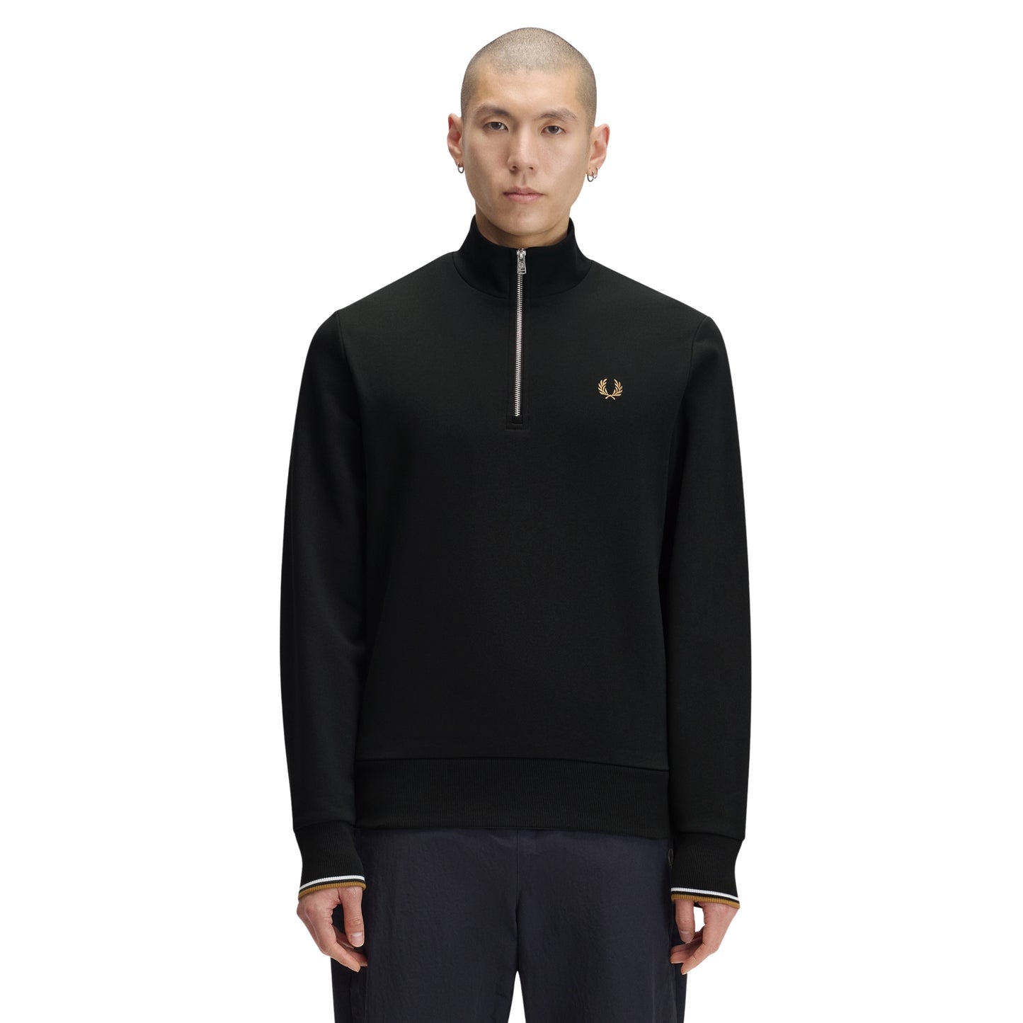 Sweat com meio-fecho Fred Perry Half Zip Sweatshirt em Night Green — vista frontal com modelo, corpo inteiro, meio-fecho fechado, bordado Laurel Wreath em Dark Caramel e twin tipping nos punhos visíveis, combinado com calças navy.