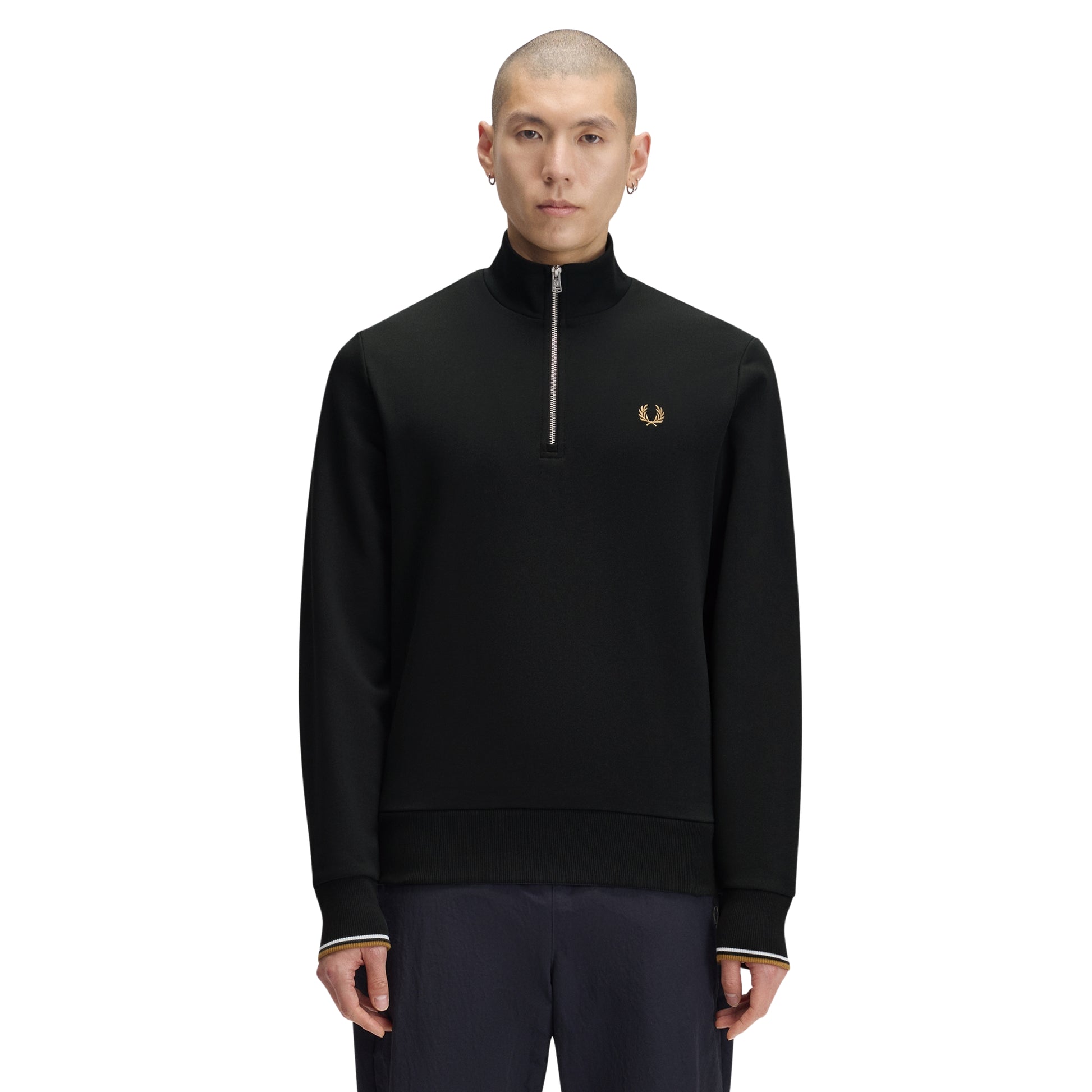 Sweat com meio-fecho Fred Perry Half Zip Sweatshirt em Night Green — vista frontal com modelo, corpo inteiro, meio-fecho fechado, bordado Laurel Wreath em Dark Caramel e twin tipping nos punhos visíveis, combinado com calças navy.