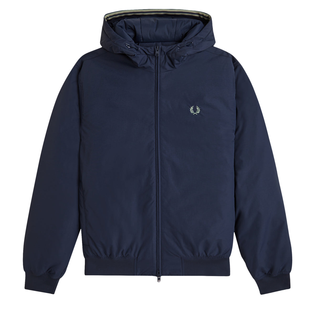 Casaco com carapuço para homem Fred Perry Hooded Brentham Jacket em Dark Airforce — flat lay de frente, casaco azul-marinha escuro com capuz ajustável, fecho de correr frontal, logo laurel wreath bordado a bege no peito esquerdo, bolsos laterais visíveis, fundo branco.