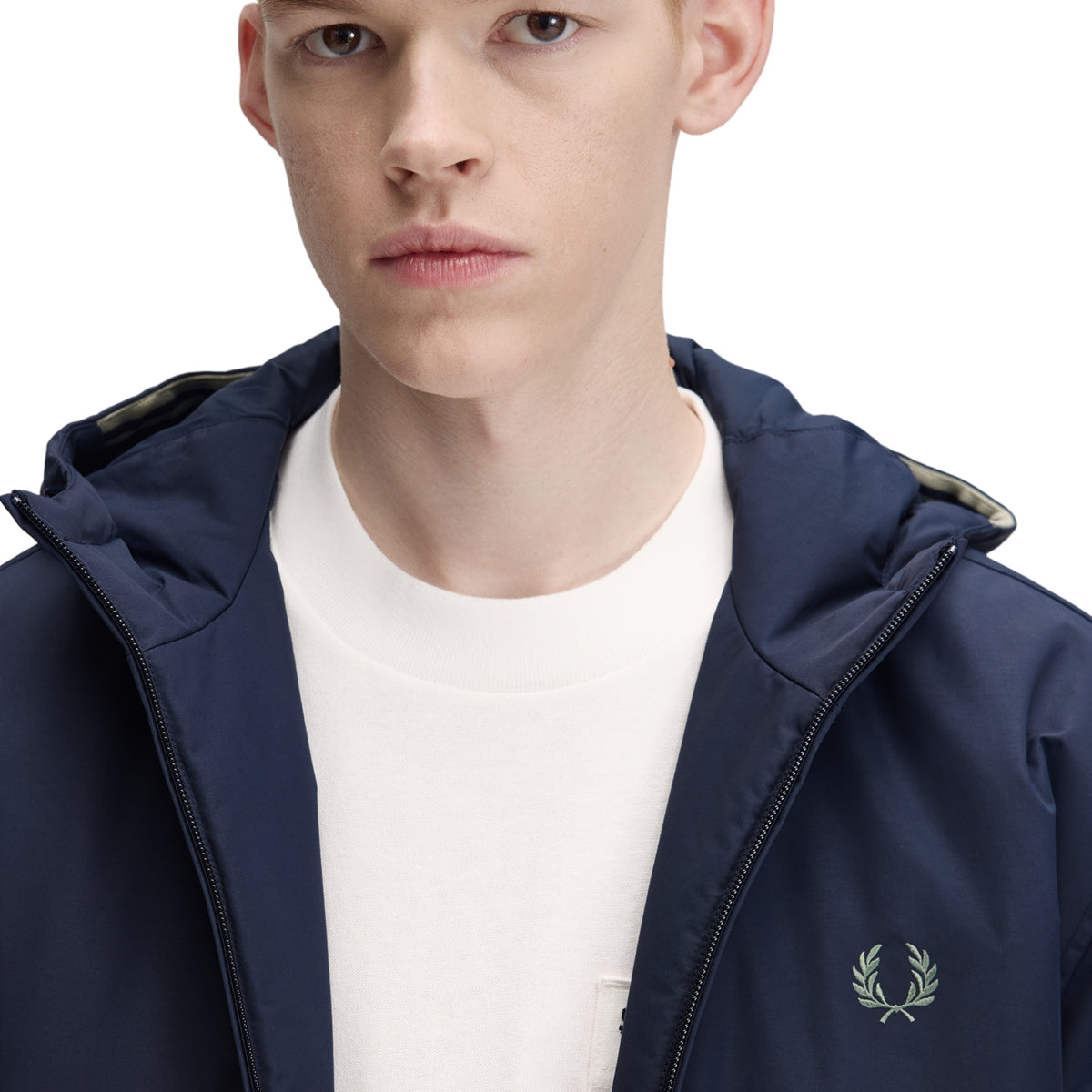 Casaco com carapuço para homem Fred Perry Hooded Brentham Jacket em Dark Airforce — detalhe do carapuço e decote com casaco aberto, casaco azul-marinha escuro, fecho de correr aberto, t-shirt branca interior visível, twin tipping bege na borda do carapuço, logo laurel wreath bordado a prata no peito esquerdo, fundo branco.