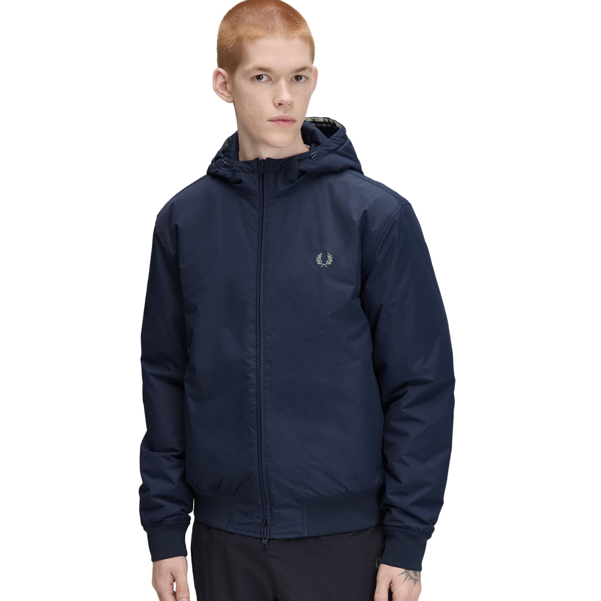 Casaco com carapuço para homem Fred Perry Hooded Brentham Jacket em Dark Airforce — modelo masculino de frente, meio corpo, casaco azul-marinha escuro fechado com carapuço ajustável, logo laurel wreath bordado a prata no peito esquerdo, regular fit, fundo branco.